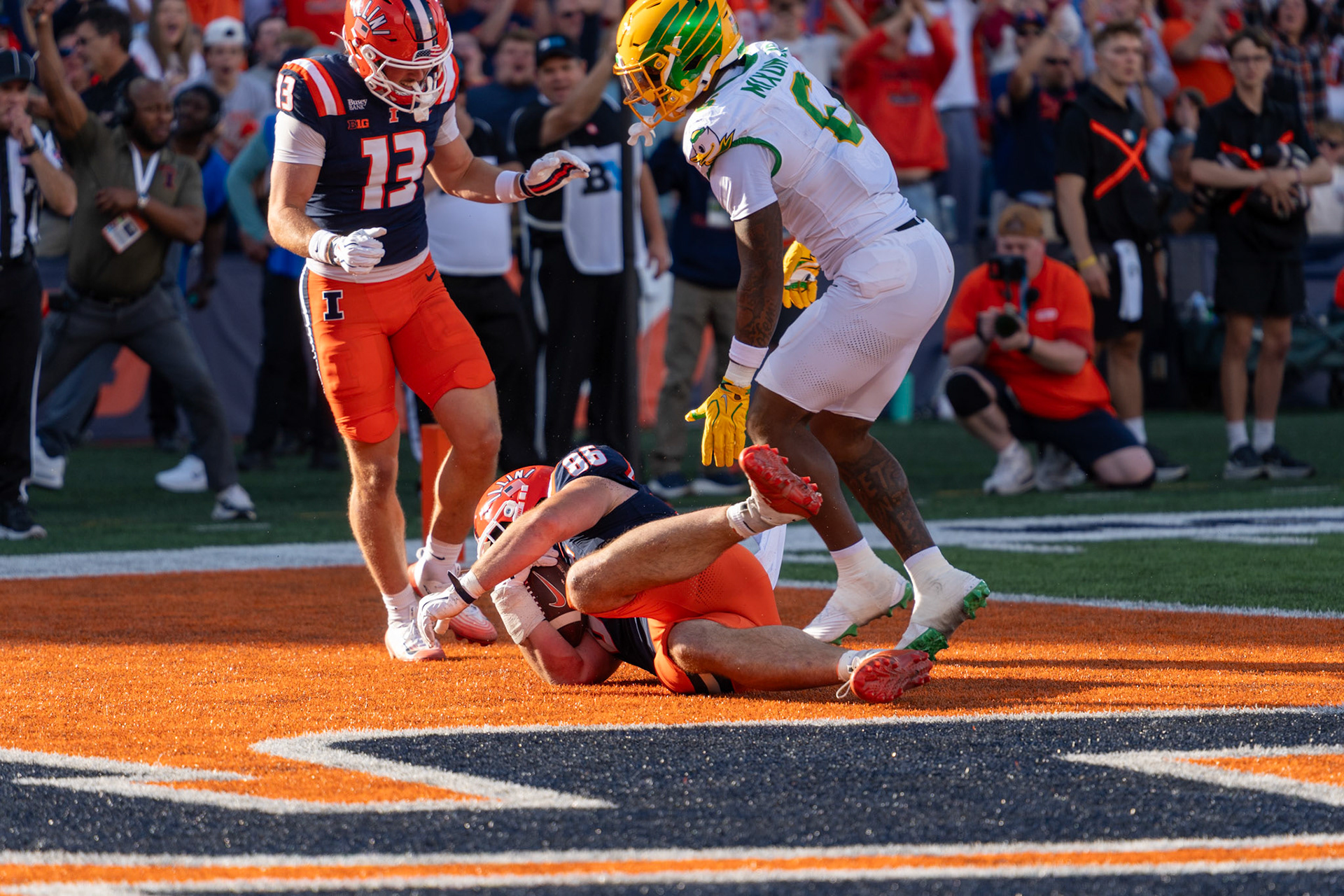 Christian Abney, senior tight end, hauls in a 9-yard touchdown pass from quarterback Michael Clayton II at Gies Memorial Stadium on Oct. 24, 2026. The score gave Illinois a 14-10 lead over Oregon in the third quarter.