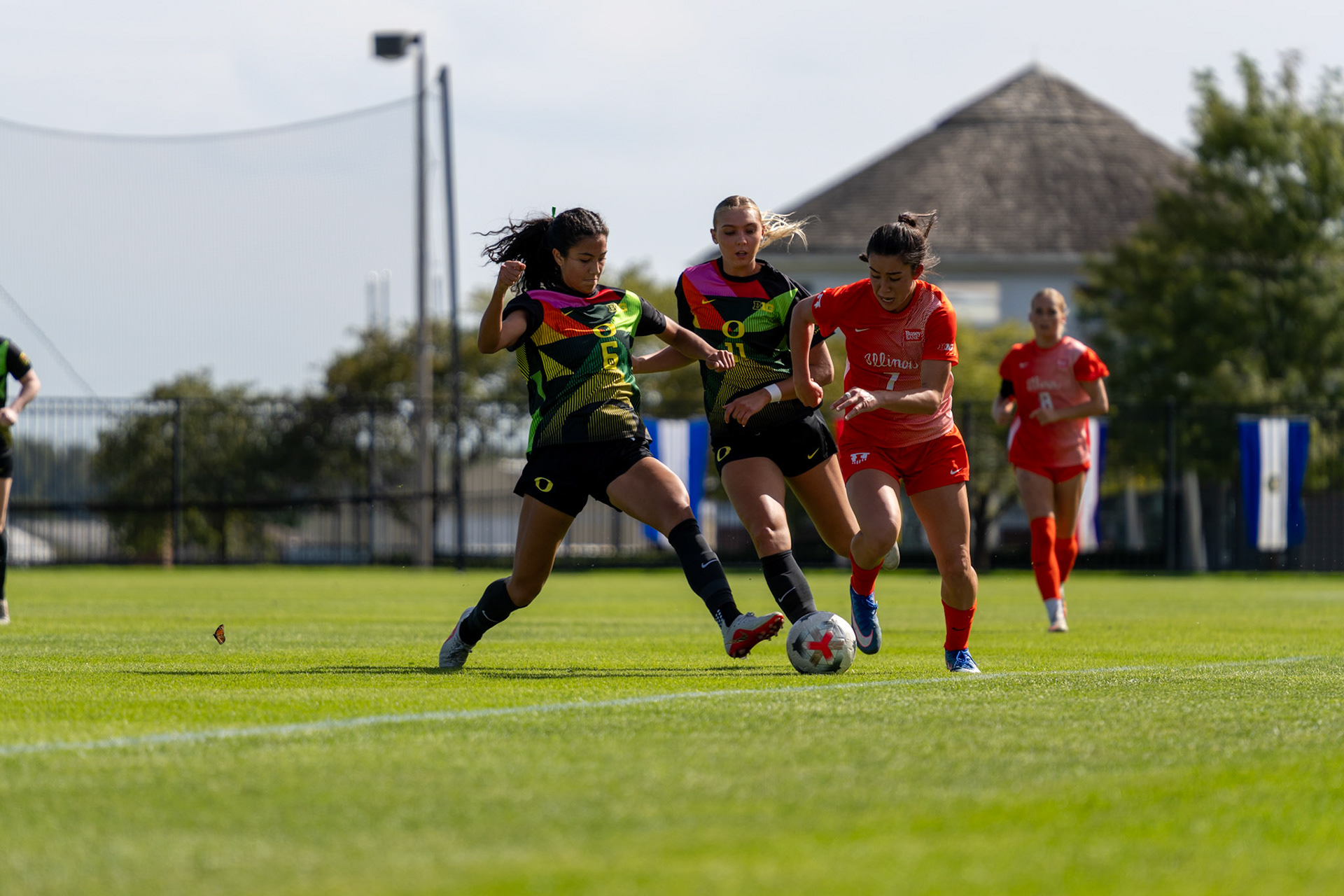 Emma Yee, junior forward, weaves past Oregon defenders at Demirjian Park on Sunday. Yee recorded two shots in Illinois' 2-0 victory over the Ducks.
