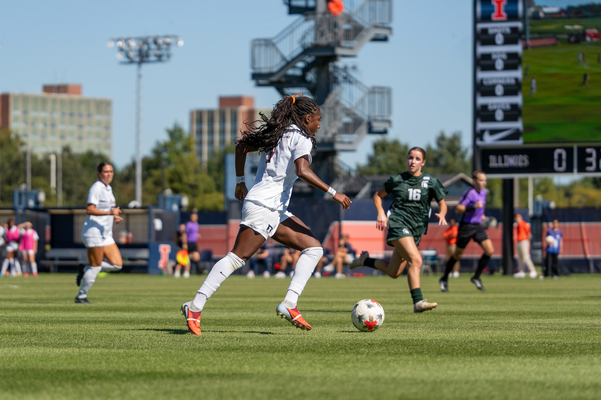 Cayla Jackson, junior forward, pushes the ball quickly up the field against No. 2 Michigan State at Demirjian Park on Oct. 4, 2026. Illinois fell 1-0 to the Spartans after a late goal in the 85th minute.