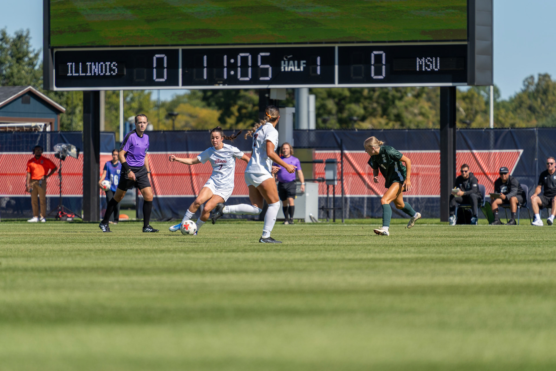 Emma Yee, junior forward, looks to distribute the ball to Alyssa White, junior midfielder, at Demirjian Park on Oct. 4, 2026. Illinois fell 1-0 to No. 2 Michigan State after a late goal in the 85th minute.