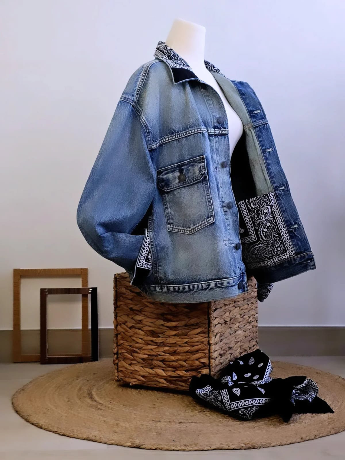 A classic reborn with Colombian pride — colombiano written in Arabic script, bridging cultures through craft.