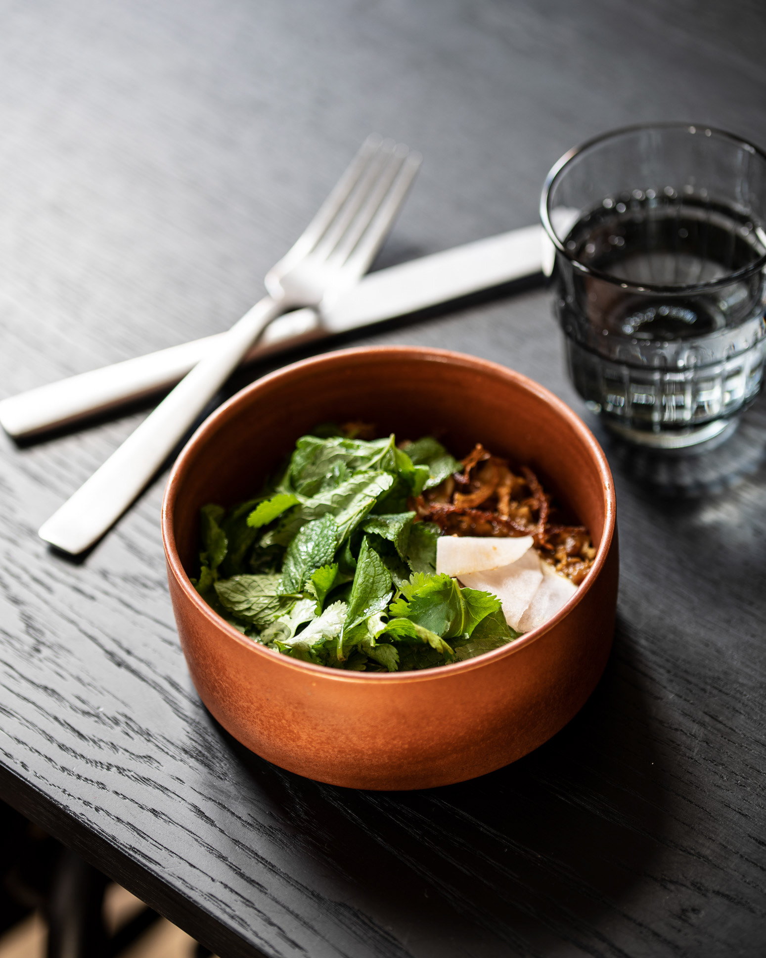 Lamb with crispy onions and mint - Restaurant Lola in Copenhagen - photo Martin Kaufmann