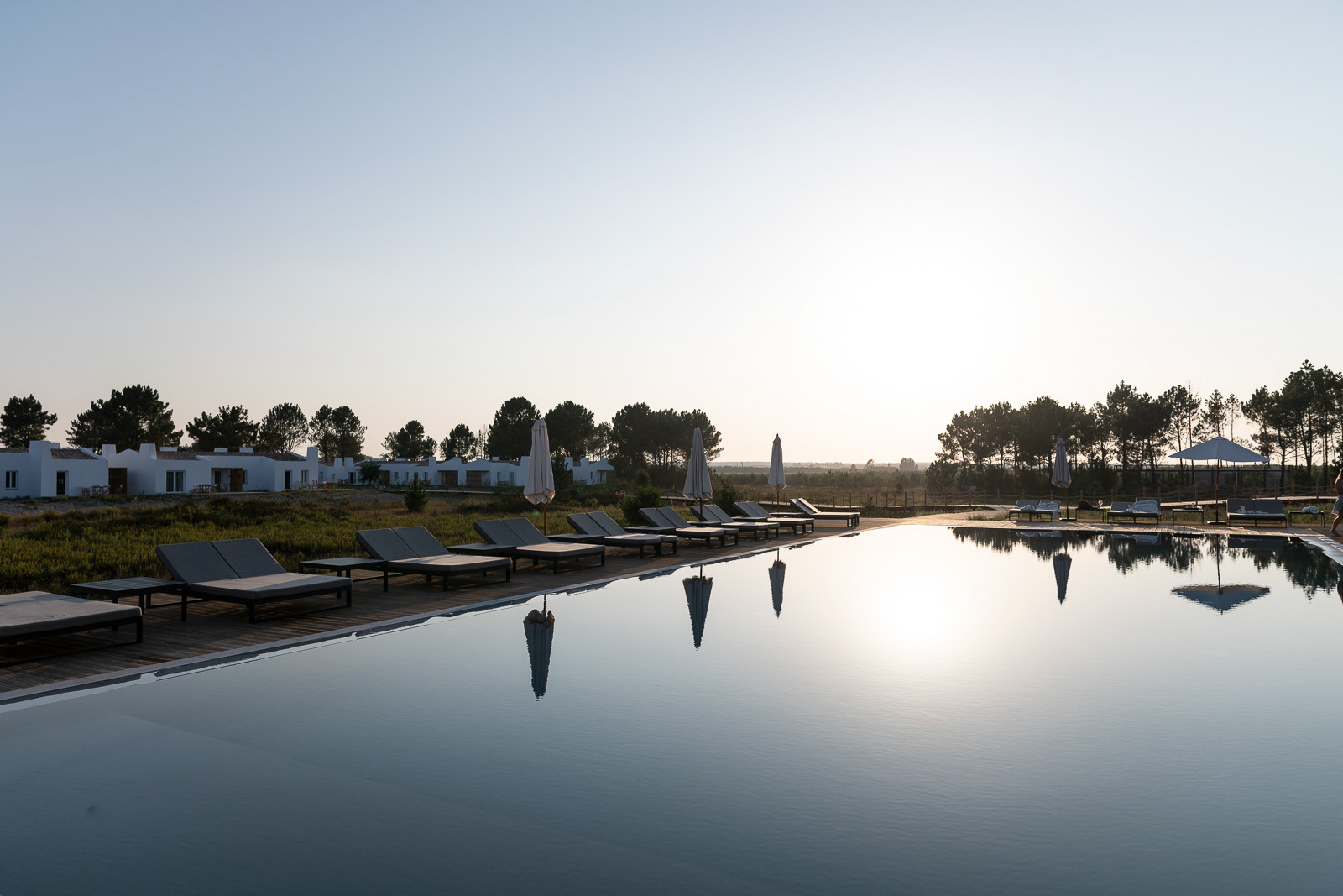 Late afternoon at the pool - Craveiral Farmhouse in Alentejo, Portugal - photo Martin Kaufmann