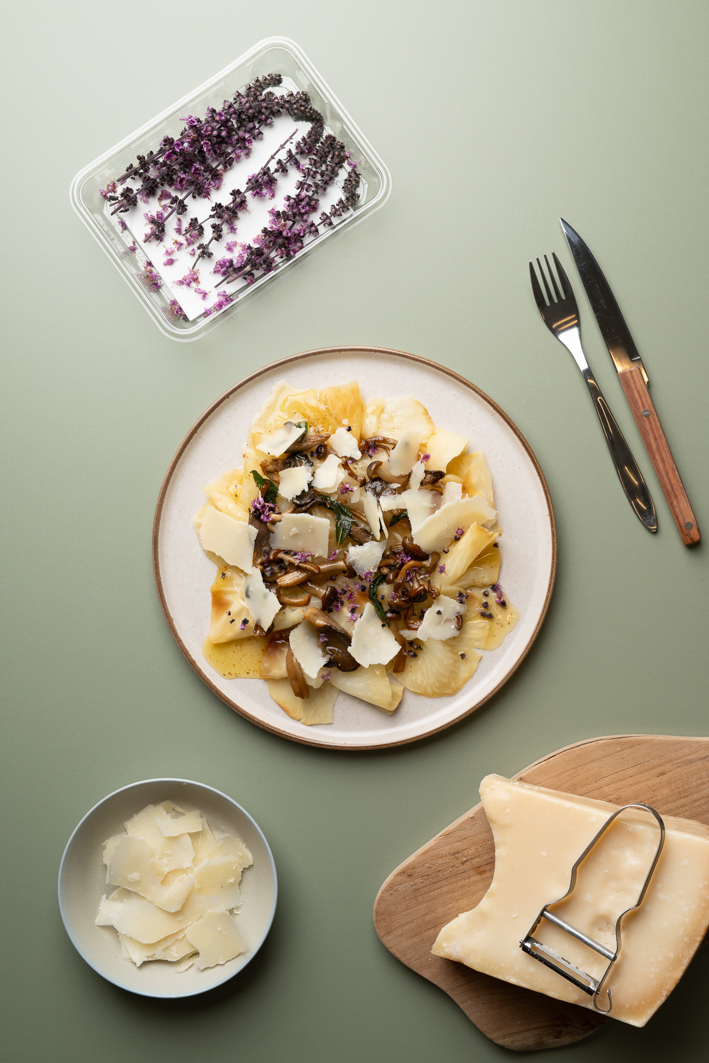 Celery Carpaccio with Butter-Fried Mushrooms and Parmesan - photo Martin Kaufmann