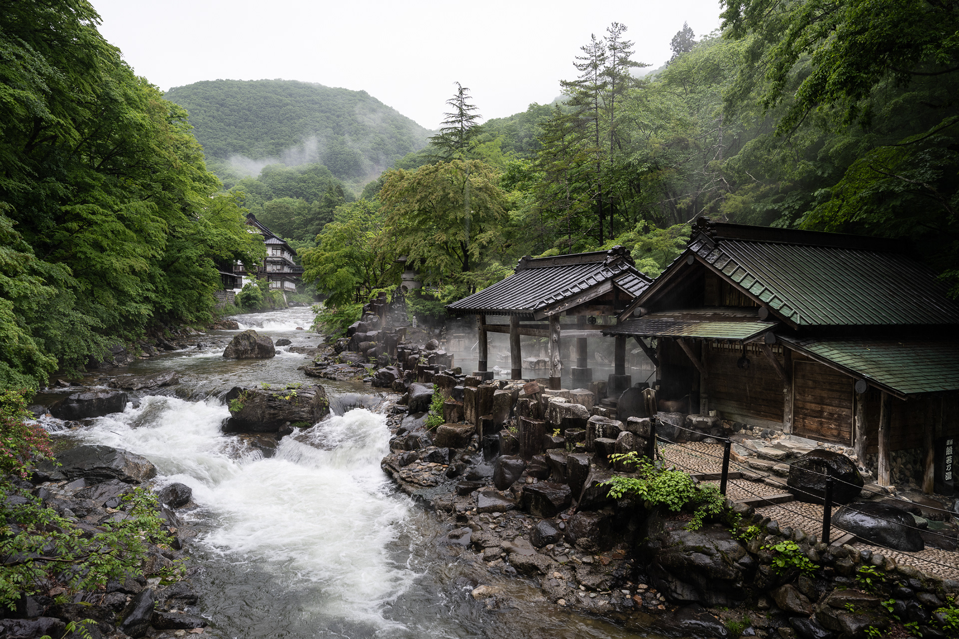 Takaragawa river and look towards the central bath - Maka-no-Yu - photo Martin Kaufmann