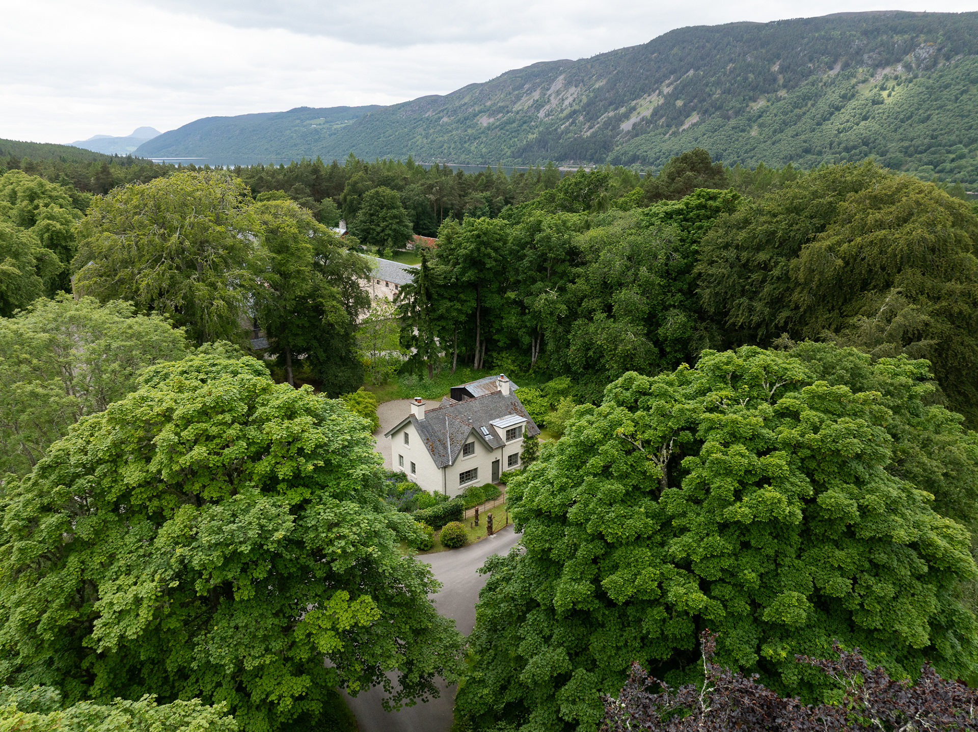 Factors Cottage, Aldourie Castle in Scotland - photo Martin Kaufmann