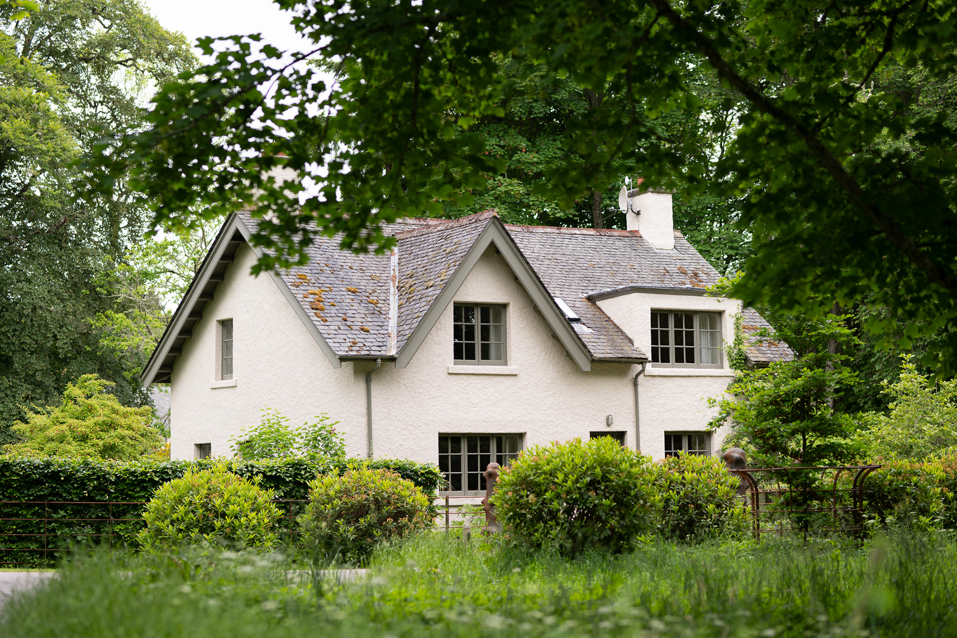 Factors Cottage, Aldourie Castle in Scotland - photo Martin Kaufmann