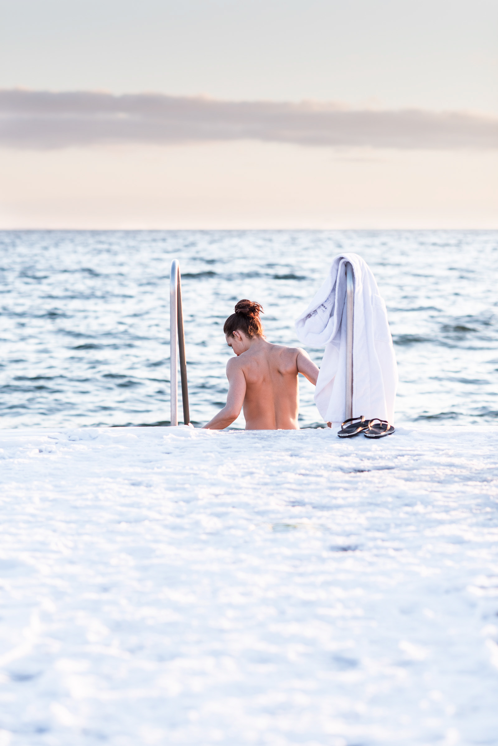 Winter bather - woman swimming - editorial for OAK Magazine - photo Martin Kaufmann