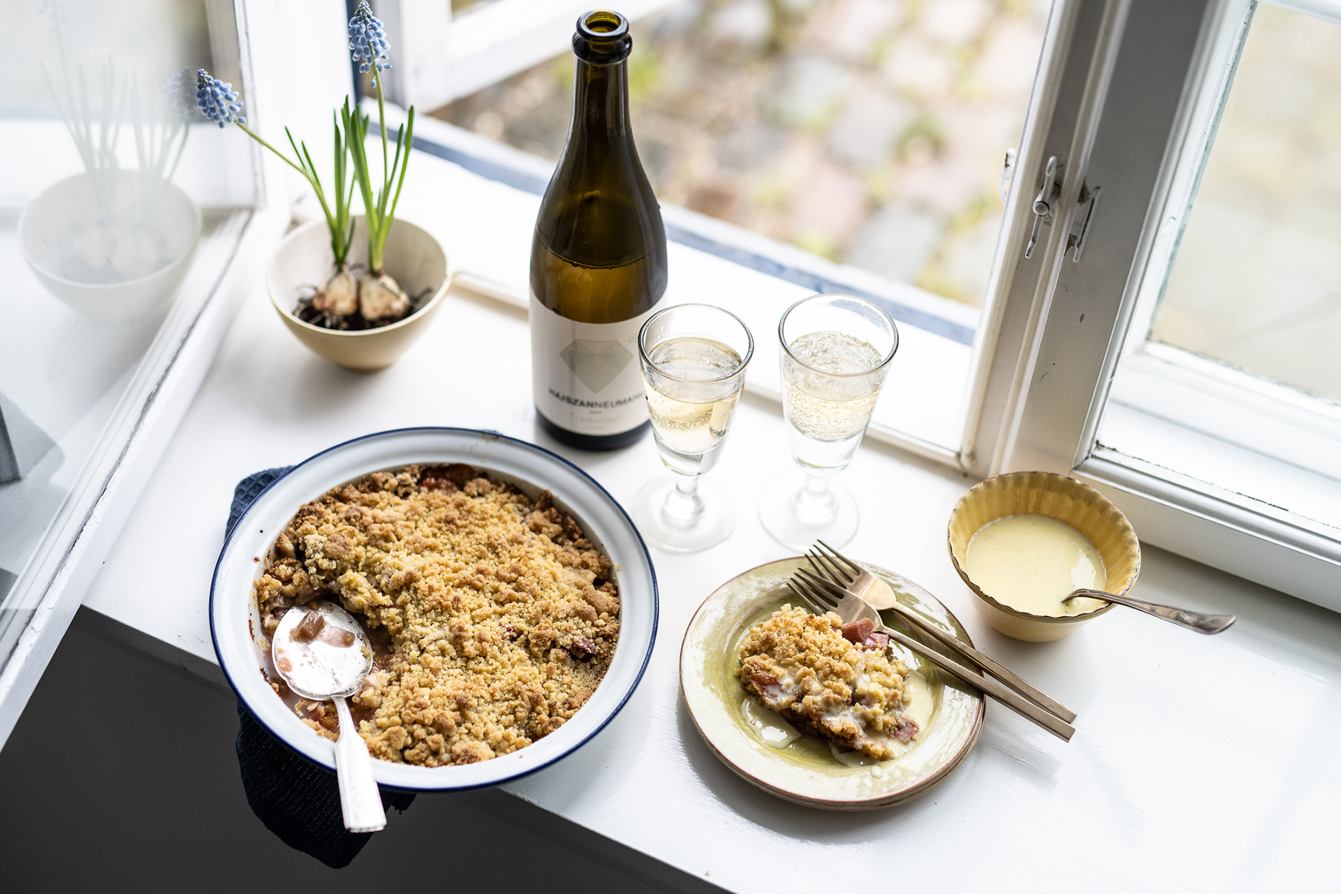 Cake and wine - from shooting Løgismose Magazine - photo Martin Kaufmann