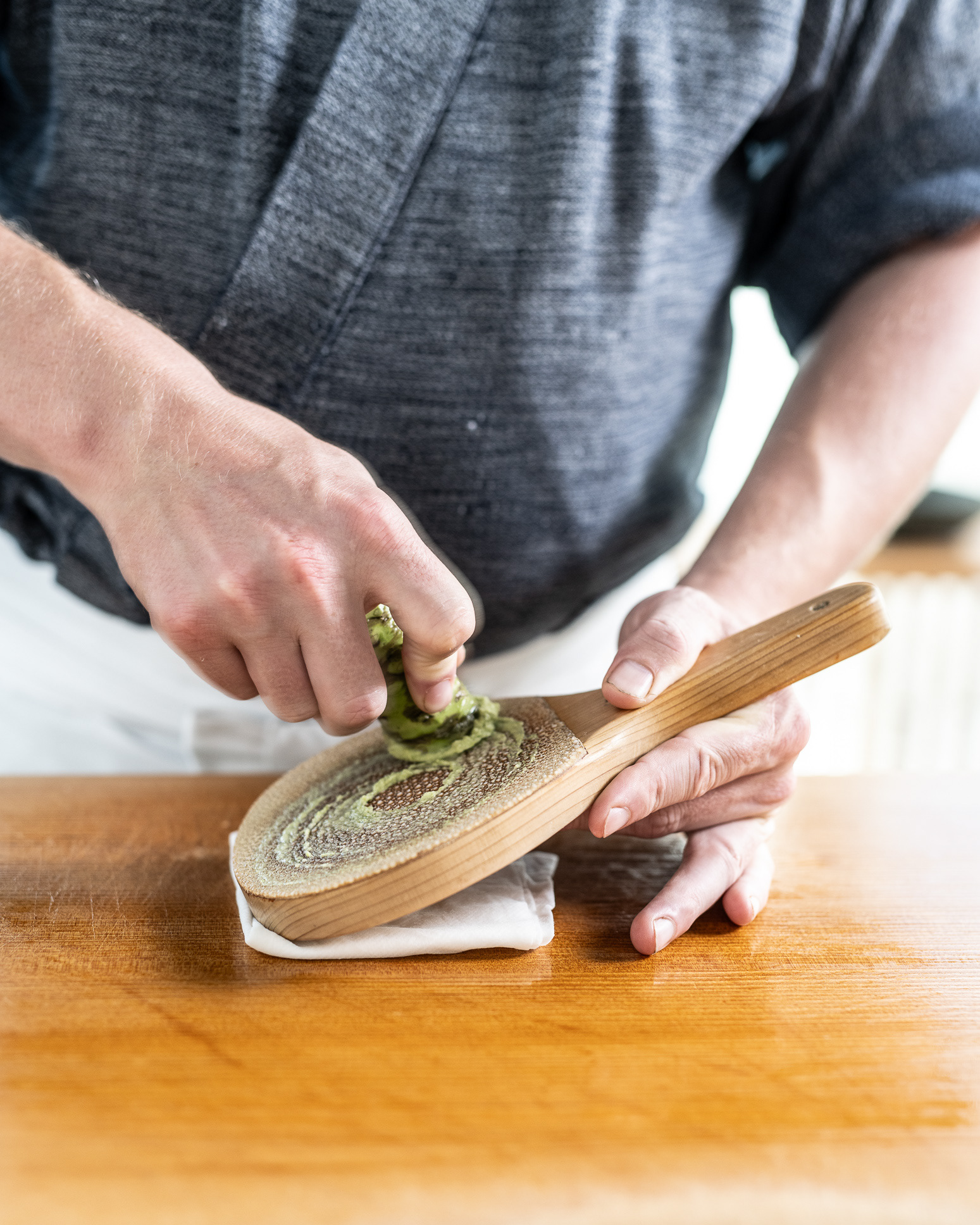 Mads Battefeld preparing wasabi at Sushi Anaba