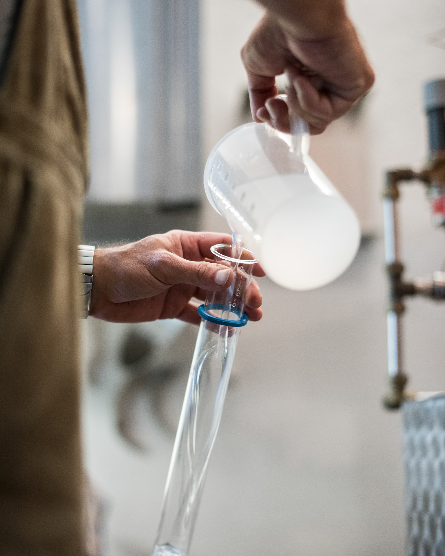 Measuring the alcohol - Monkey 47 Gin - photo Martin Kaufmann