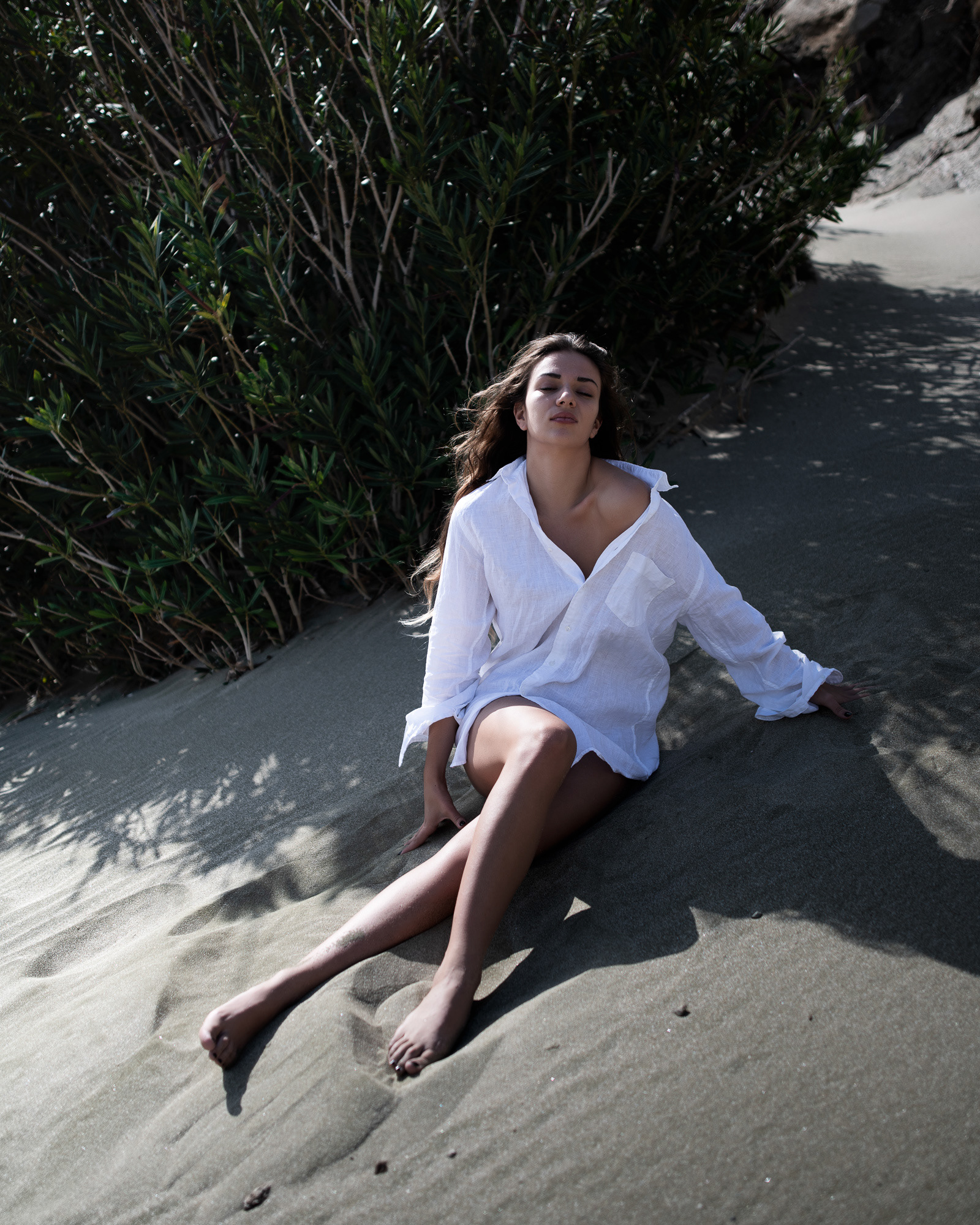 Woman on the beach - from Tinos in Greece - photo Martin Kaufmann