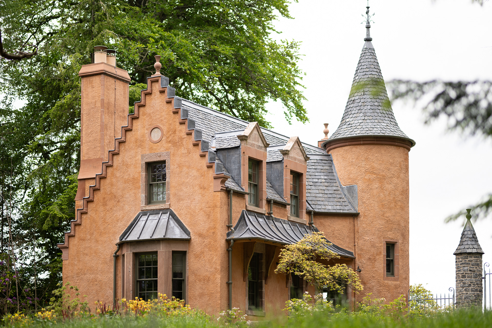 Gatehouse Cottage, Aldourie Castle in Scotland - photo Martin Kaufmann