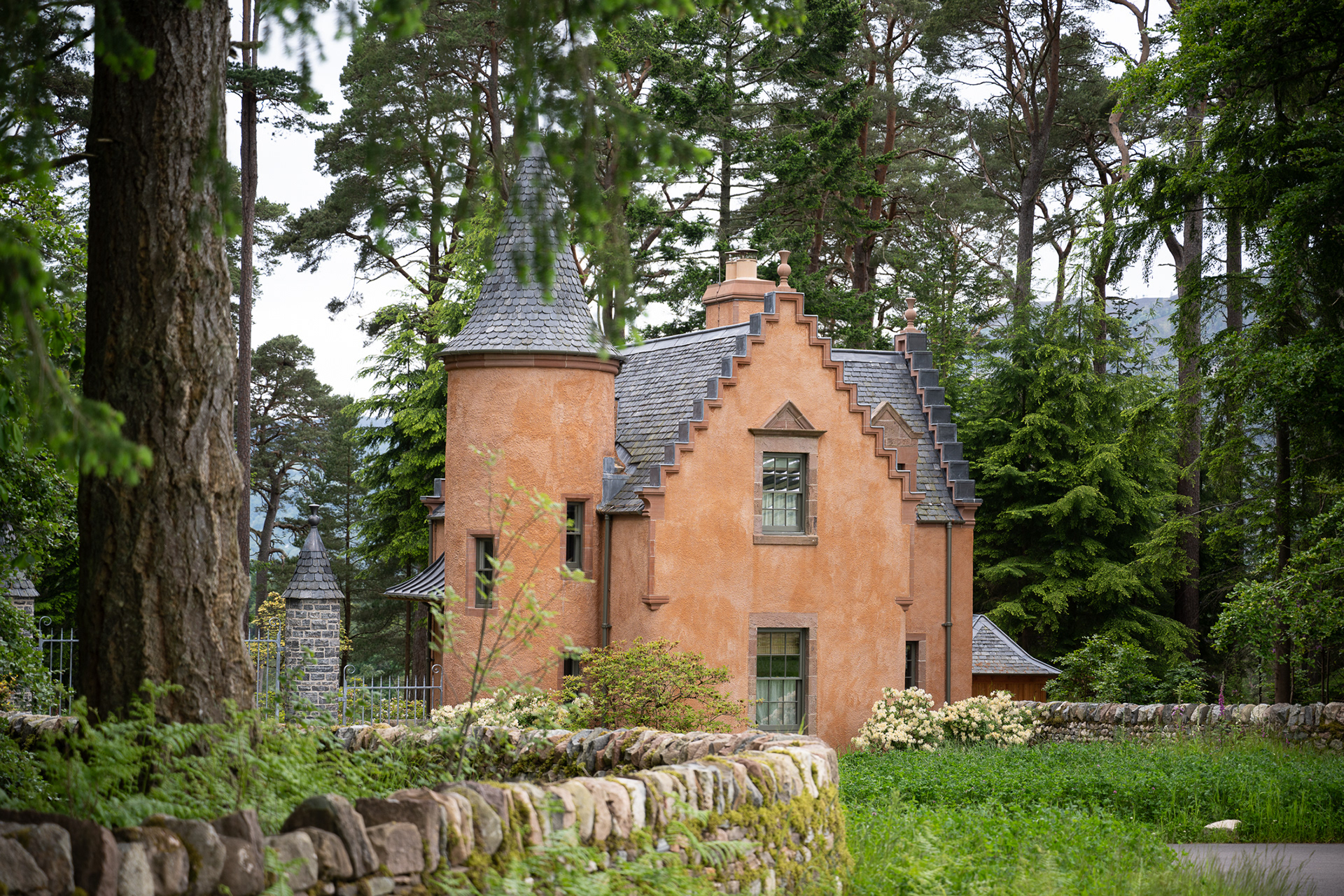 Gatehouse Cottage, Aldourie Castle in Scotland - photo Martin Kaufmann