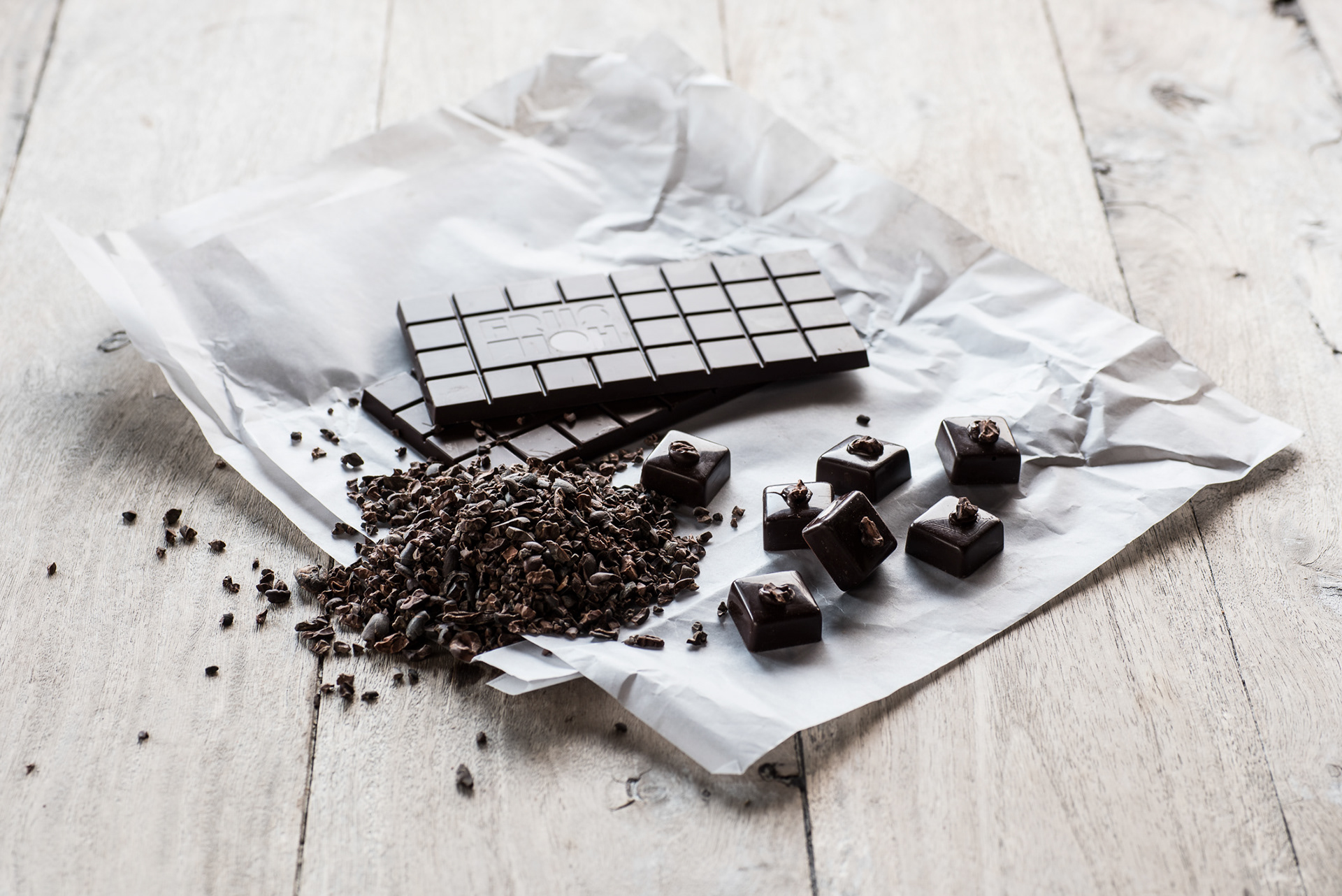 Cacao nibs and Friis Holm chocolate - Peter Svenningsen chocolatier - chocolate - photo Martin Kaufmann