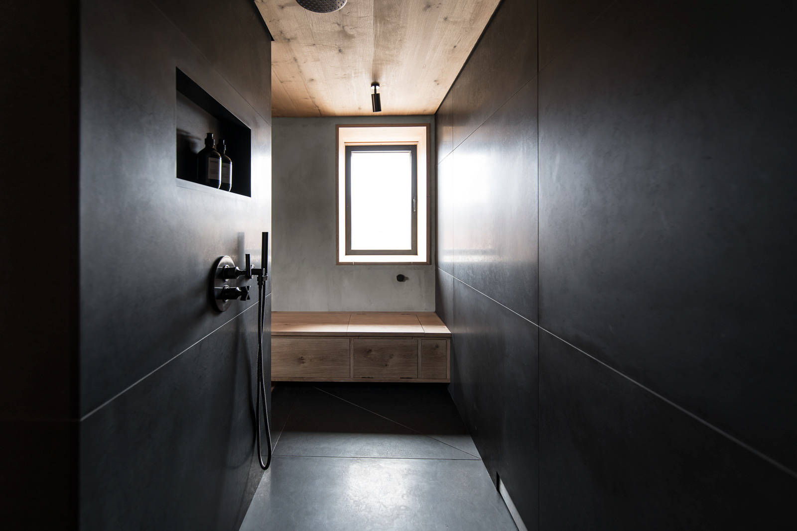 Bathroom - Kyle House, Northern Scotland - photo Martin Kaufmann