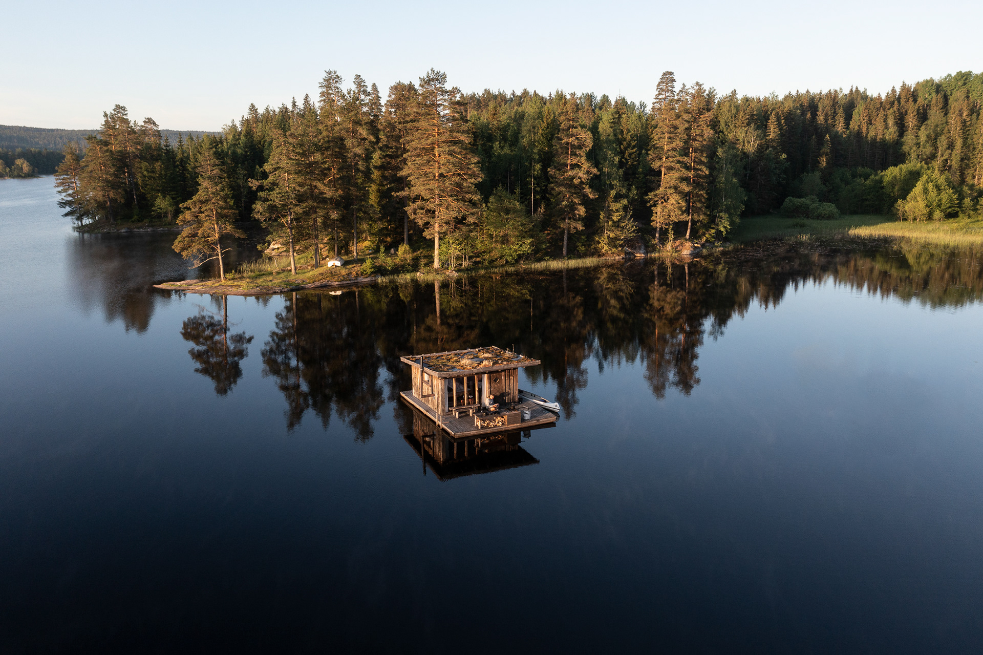 Summerdays at Naturbyn in Sweden - on a house raft at a Swedish lake - photo Martin Kaufmann