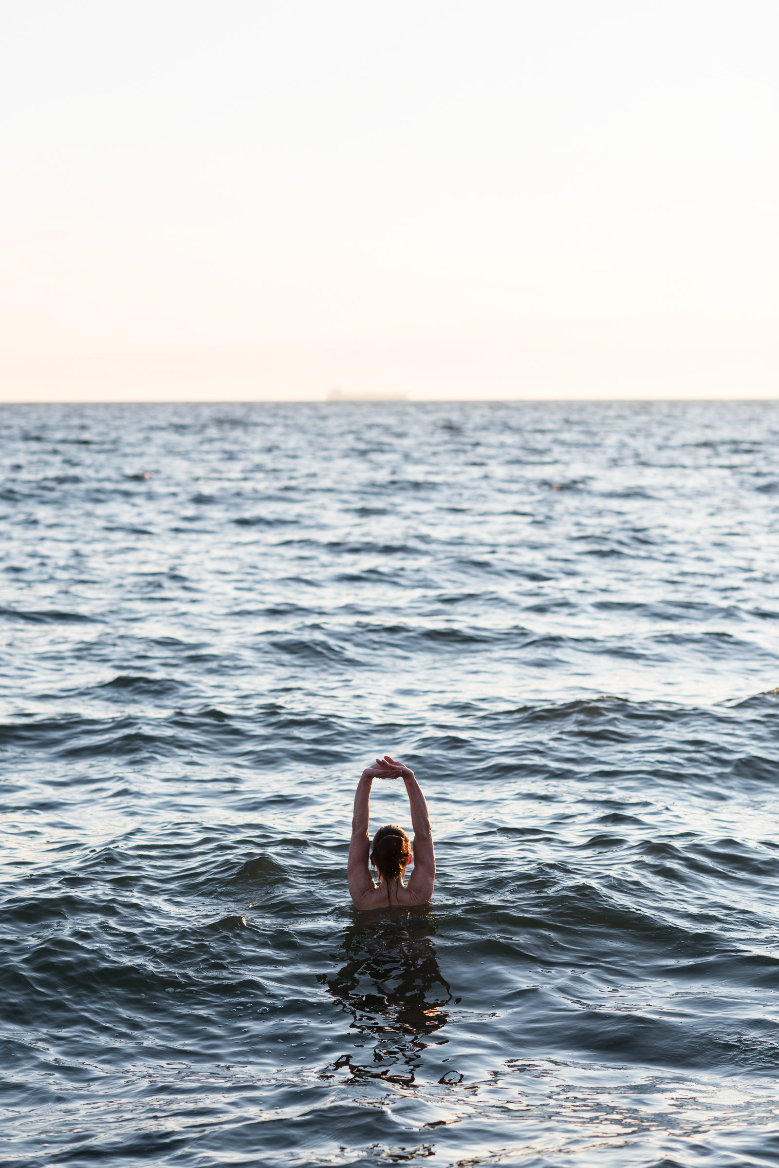 Winter bather - woman swimming - editorial for OAK Magazine - photo Martin Kaufmann