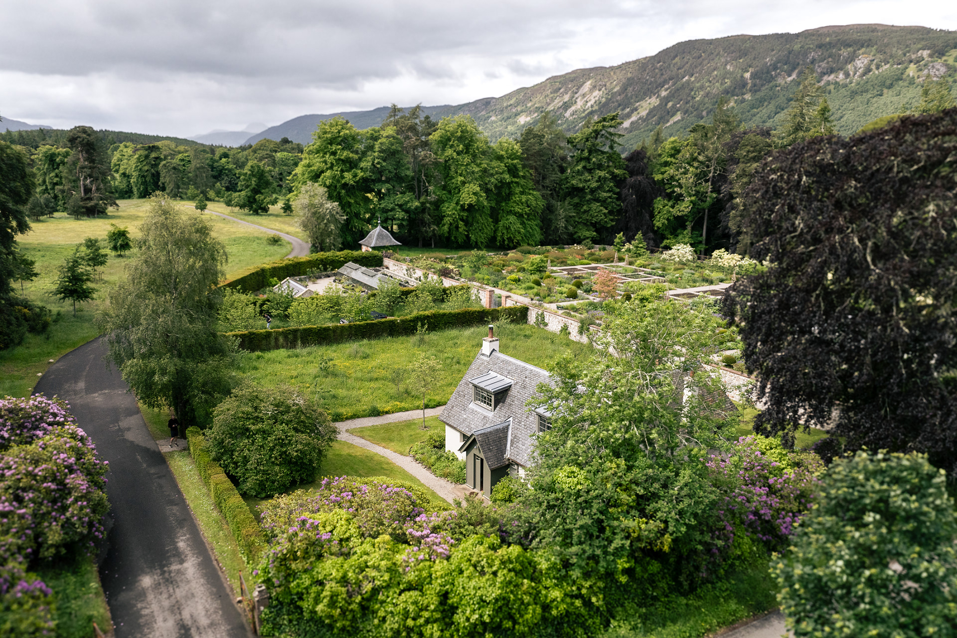 Garden Cottage, Aldourie Castle in Scotland - photo Martin Kaufmann