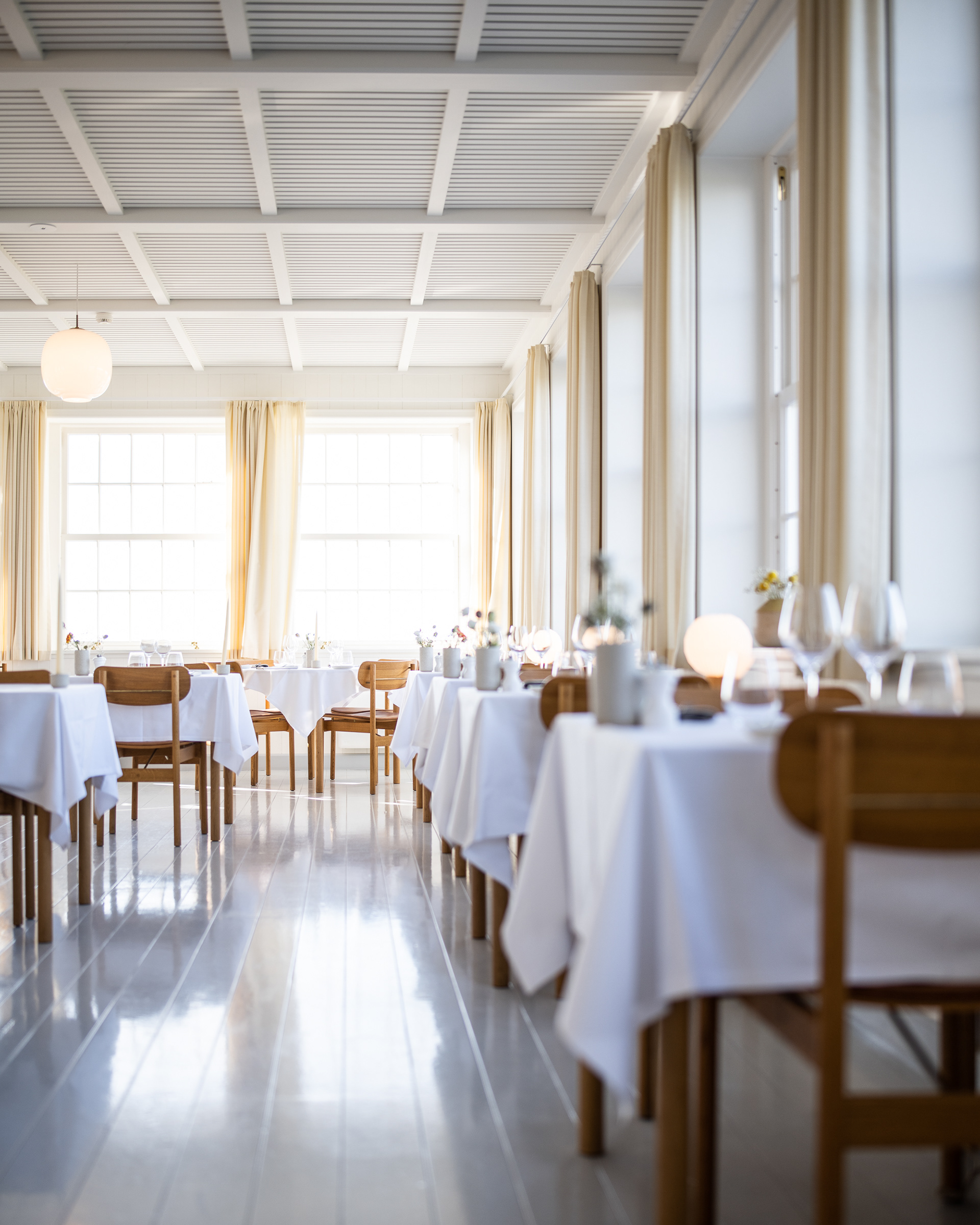 Dining room with Head Chef Kenneth Hansen - photo Martin Kaufmann