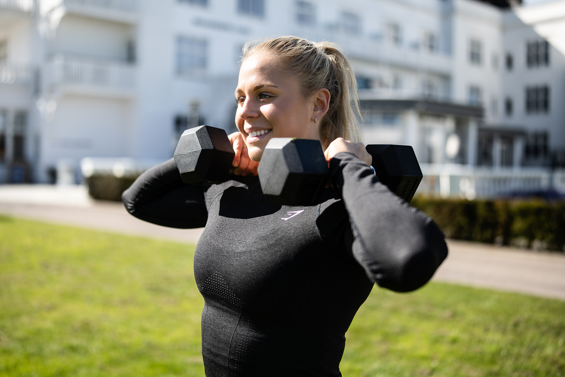 Crossfit instructor - Olivia Damgaard - dumbbell exercises - photo Martin Kaufmann
