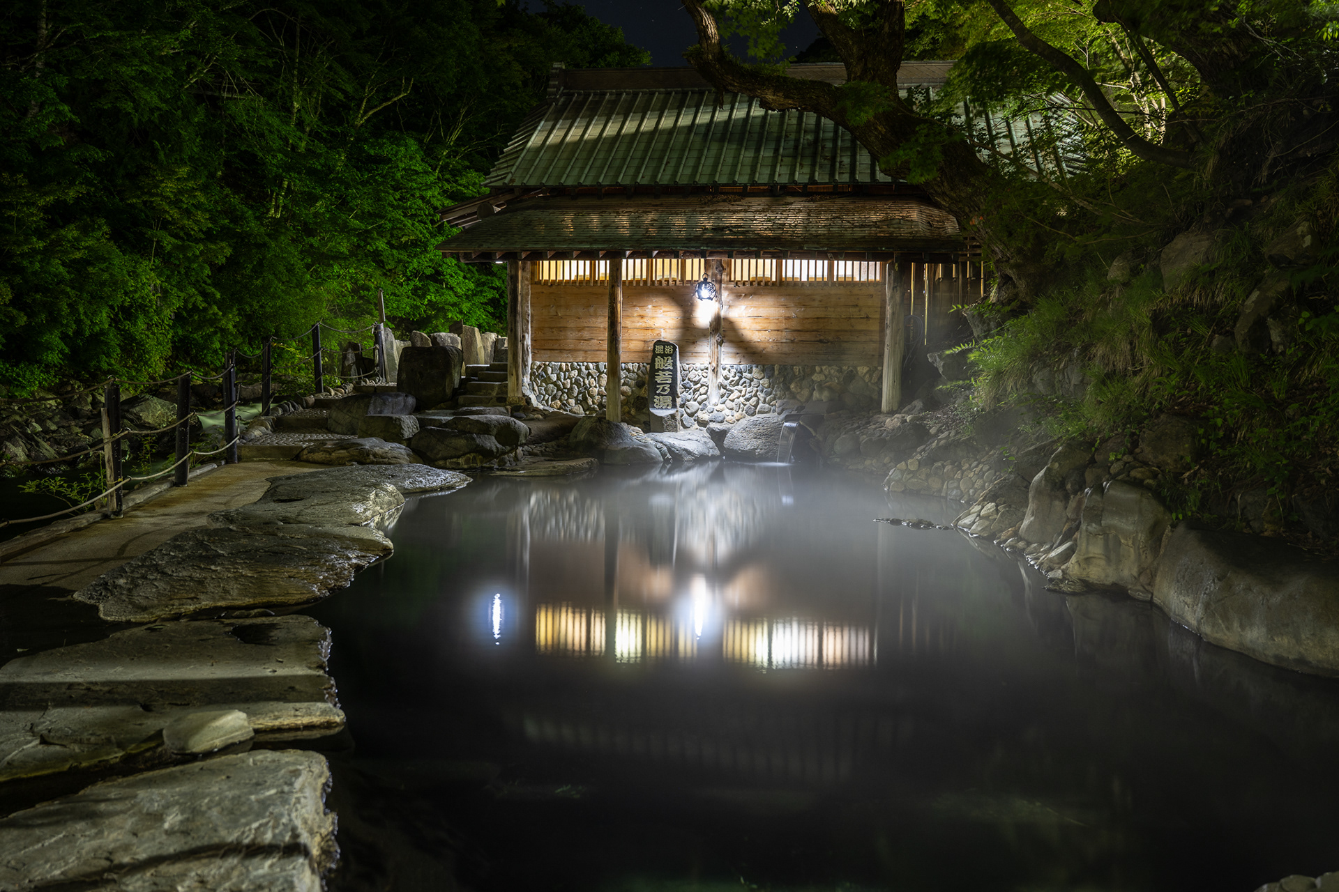 Nighttime - Hannya-no-Yu at Takaragawa Onsen - photo Martin Kaufmann
