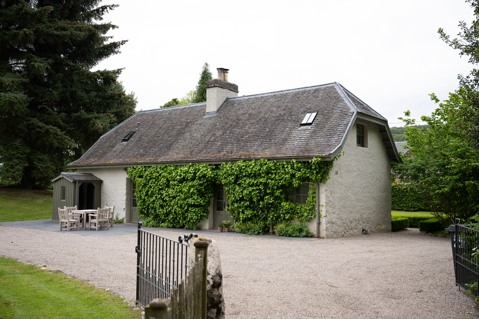 Ivy Cottage, Aldourie Castle in Scotland - photo Martin Kaufmann