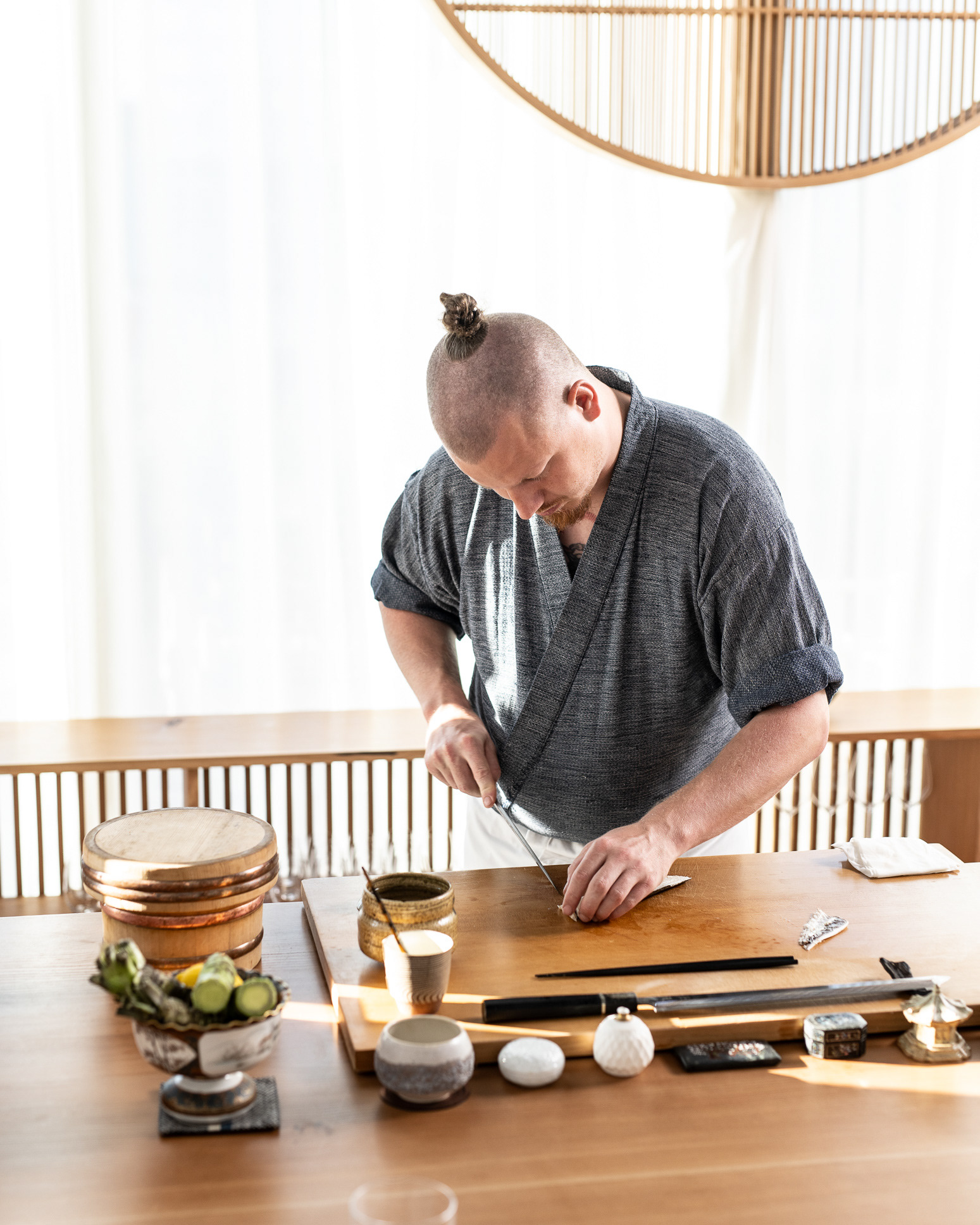 Mads Battefeld preparing mackerel at Sushi Anaba - photo Martin Kaufmann