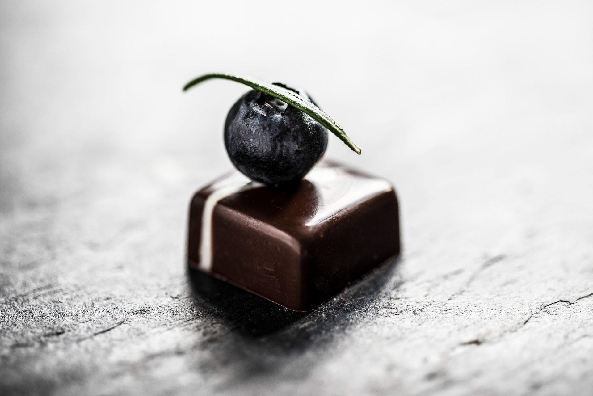 Rosemary and blueberry chocolate - Peter Svenningsen chocolatier - chocolate - photo Martin Kaufmann