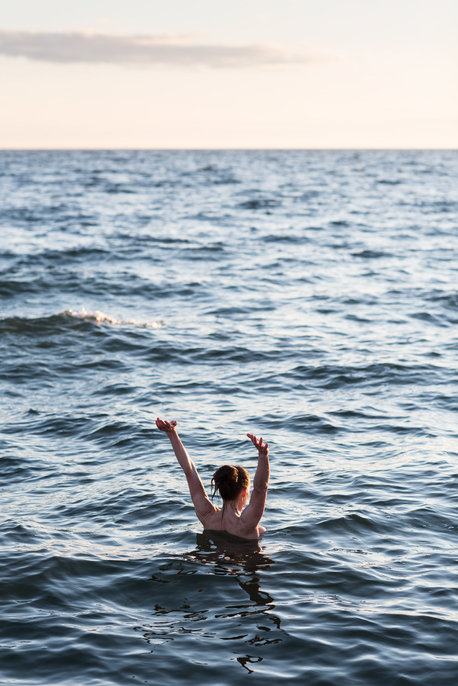 Winter bather - woman swimming - editorial for OAK Magazine - photo Martin Kaufmann