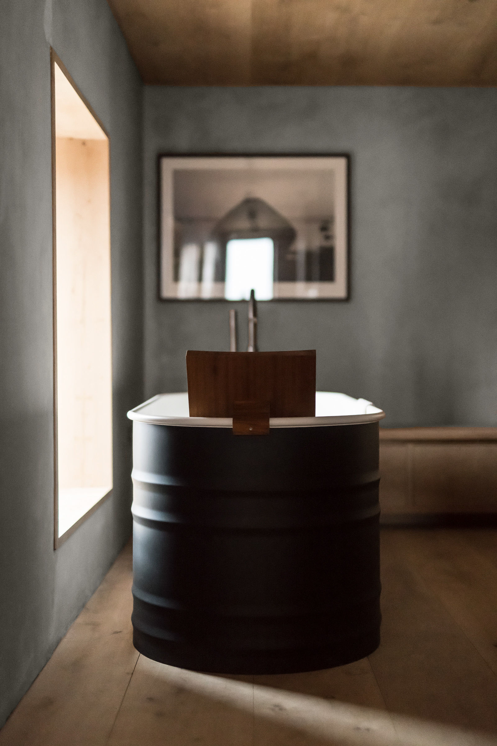 Bathtub - Kyle House, Northern Scotland - photo Martin Kaufmann
