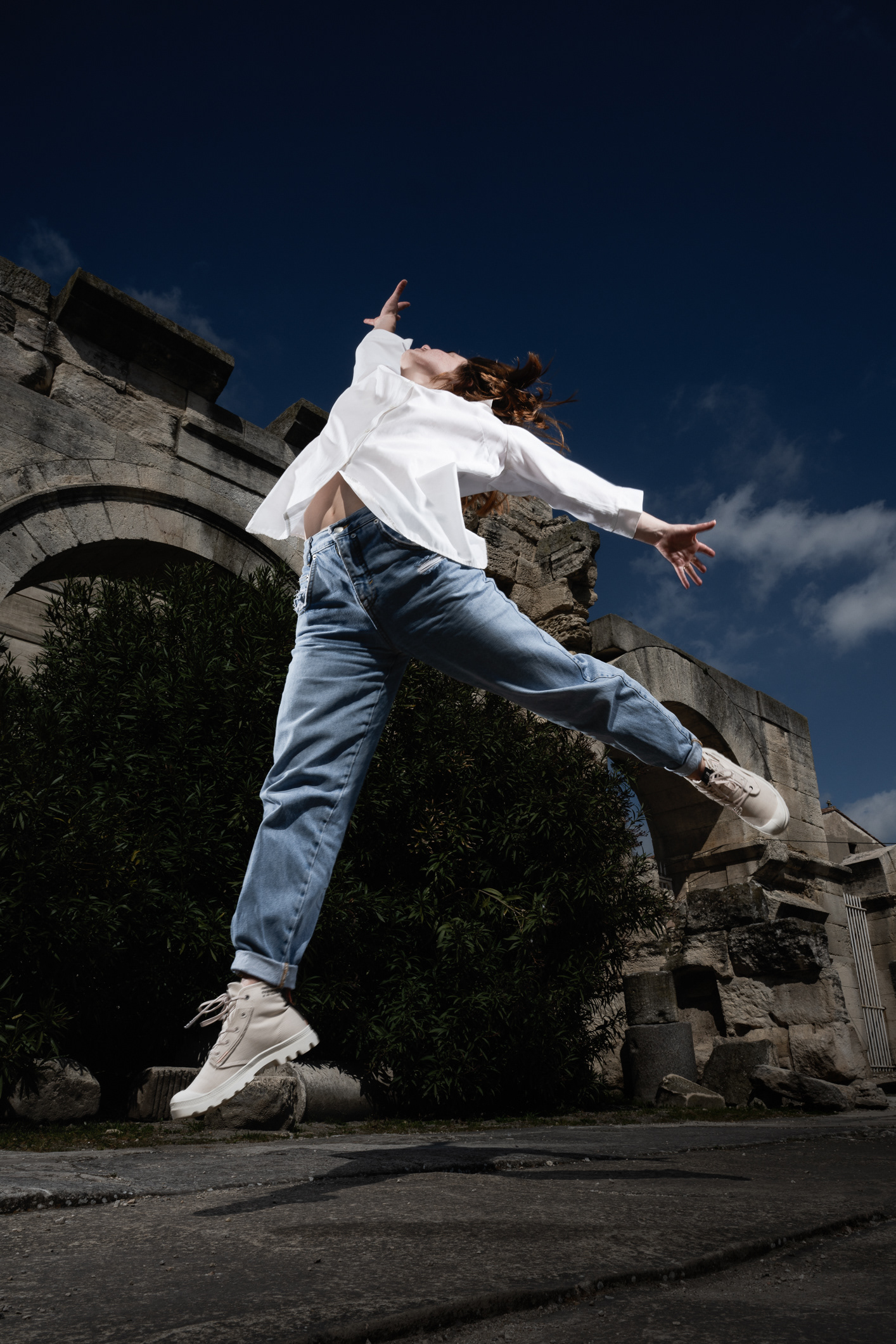 Working with Maya on portraits - from portrait workshop in Arles, France - photo Martin Kaufmann