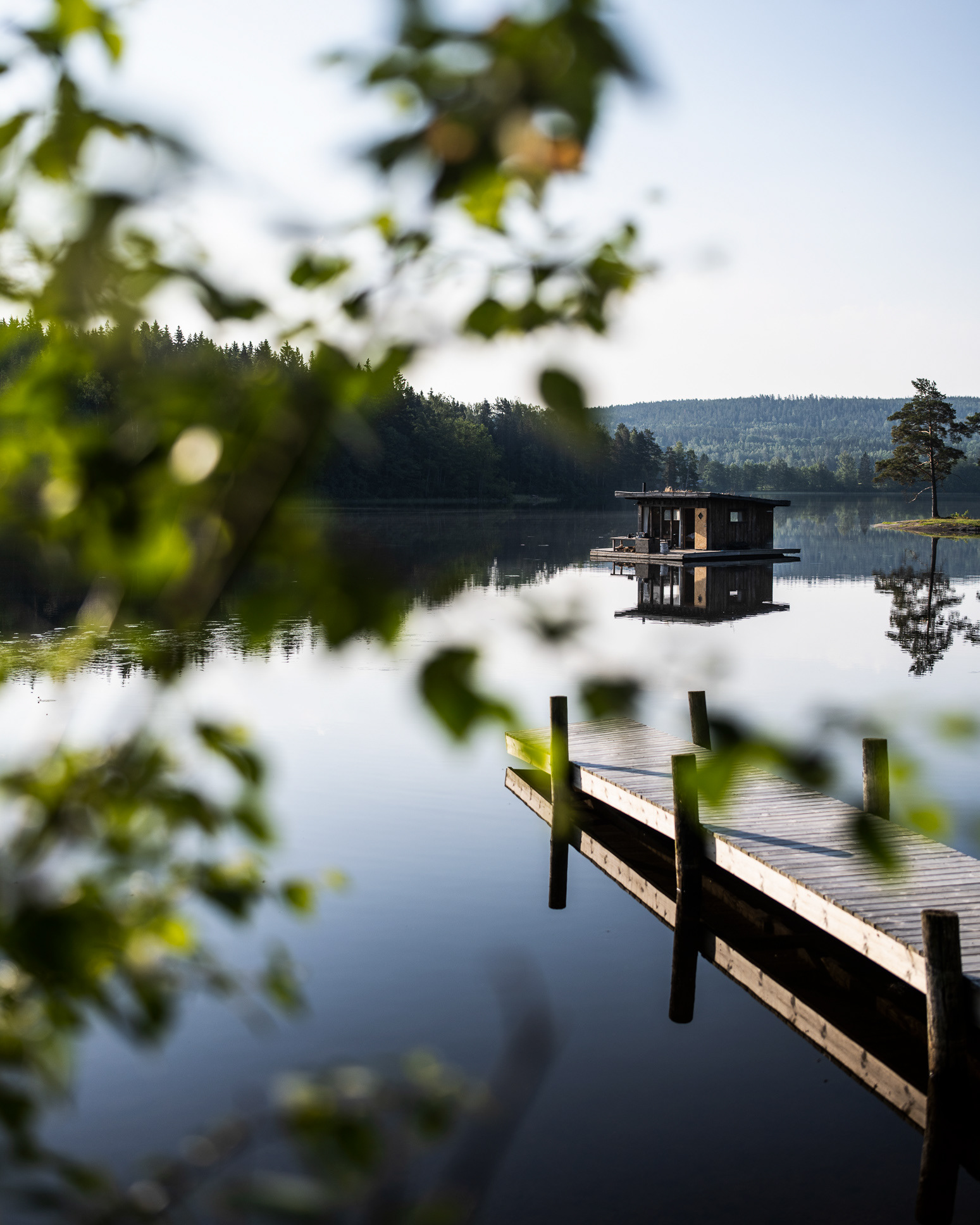 Summerdays at Naturbyn in Sweden - on a house raft at a Swedish lake - photo Martin Kaufmann