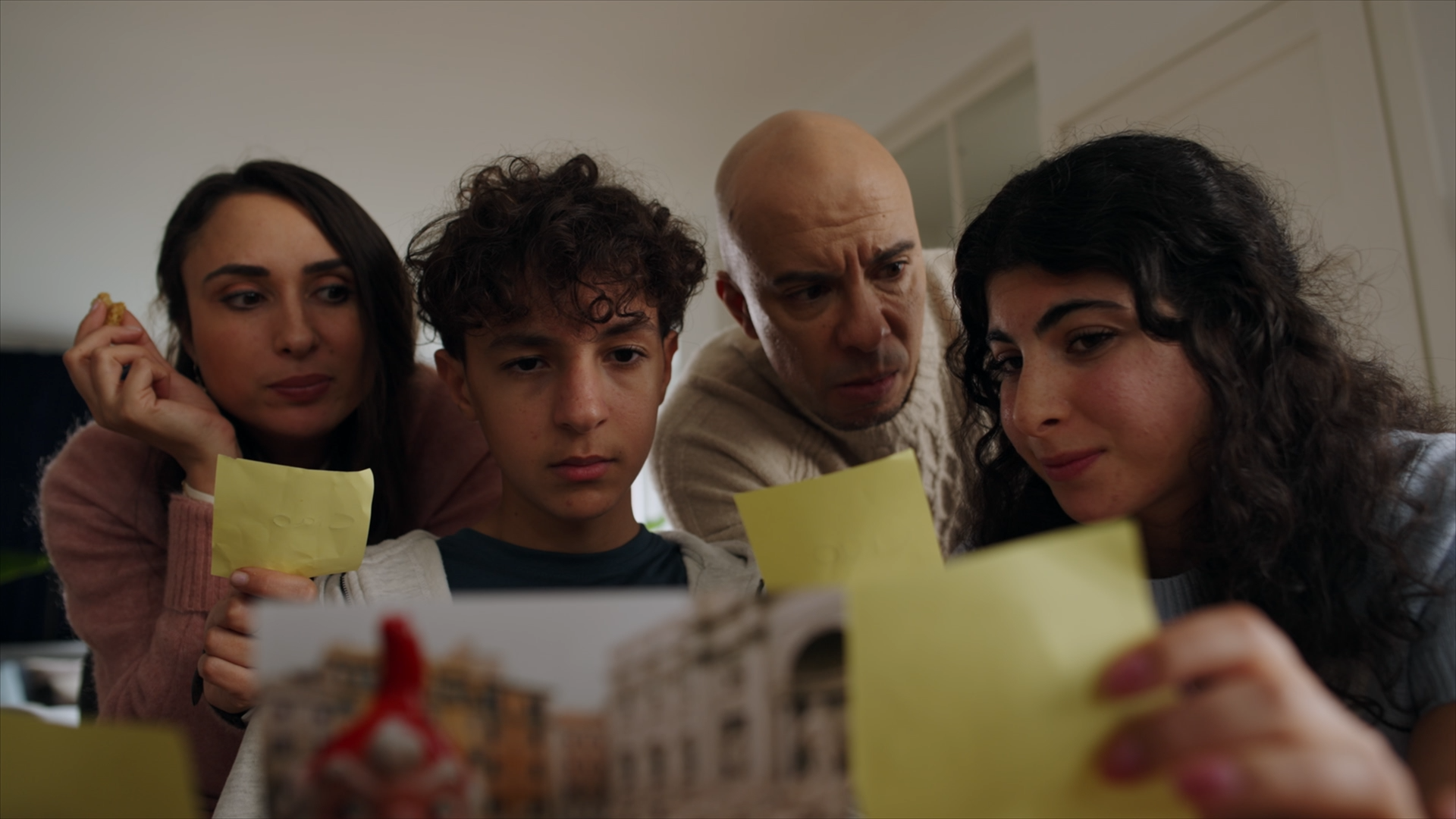 "KILLROOI DE TUINKABOUTER" CAST Anouar Kasmi - Anas Fahd Larhzaoui - Marwan Mounira Mansion - Hanane Lavinia Abdelkadir - Nora CREW Caspar van Woudenberg/Scenario Marlies van Amerongen/Producent Aron Ludikhuijze/Regie Marit Agter/Uitvoerend Producent Stepping Stone Producties Marijn Maas/Productie coordinator Timo Ottevanger/Showrunner Niek Roozen/Creative producent Lea Noordhoek/Head 1st Assistant Director Mijntje van Saane/Research Eleftheria Lavdaki/Kostuum ontwerp Annika Lelieveld /Production design Bram van Kaauwen/Geluid Jorrit de Ruiter/Gaffer Madelief Blanken/Casting Brian van Dijk/Director of photography Sanne Goudswaard/Opnameleider Pepijn Nuiten/Assistent camera Martijn Mantel/Productieleider Fay Mantel/Figuratiebegeleiding Wietske Bac/Productie-assistent Yara Yuri Safadi/Kleding op set Annika Lelieveld /Setdresser Tim Straver/Editor Alex Elsinga/Assistent editor / online Kevin Lamsi/Sounddesign Maikel Baarda/Vormgeving Stijn Zeegers/Grading KRO-NCRV Gary Blufpand/Dramaturg Winnie Rijnders/Productieleider Jessica Italiaander/Productieassistent Mike Vaandering /Online content specialist