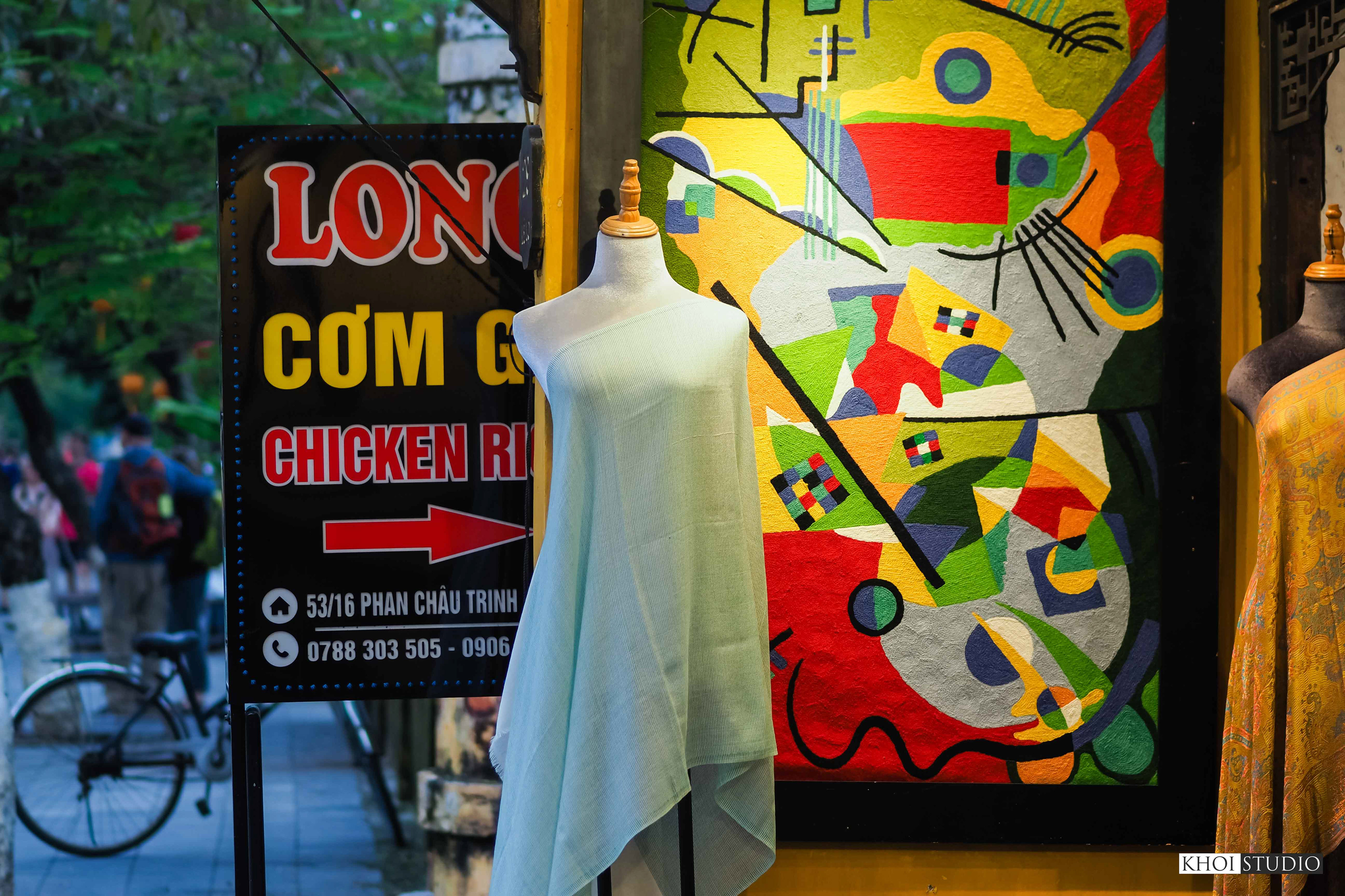 Snapshot on the streets of Hoi An, Vietnam