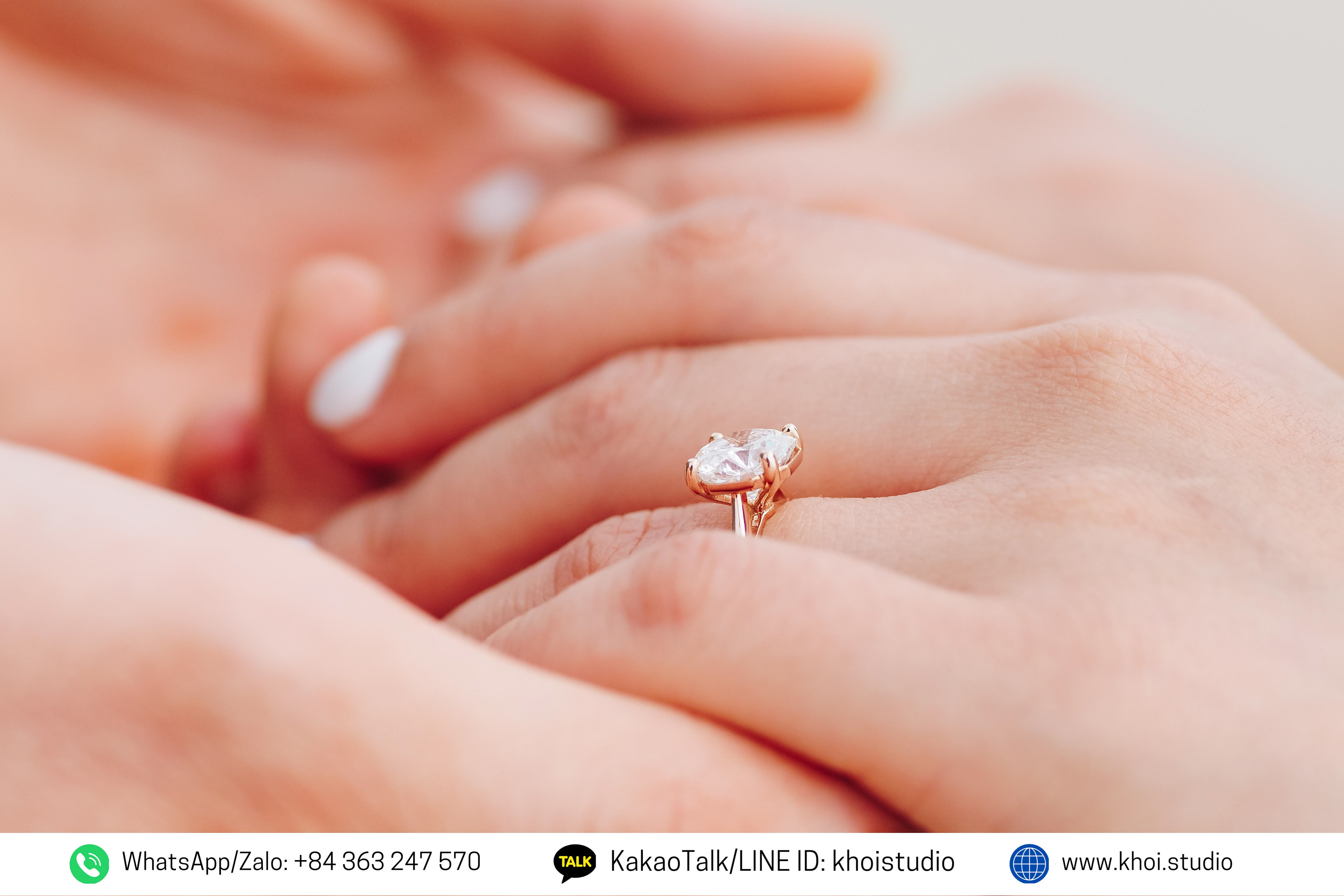 Romantic proposal photo shoot on Da Nang beach