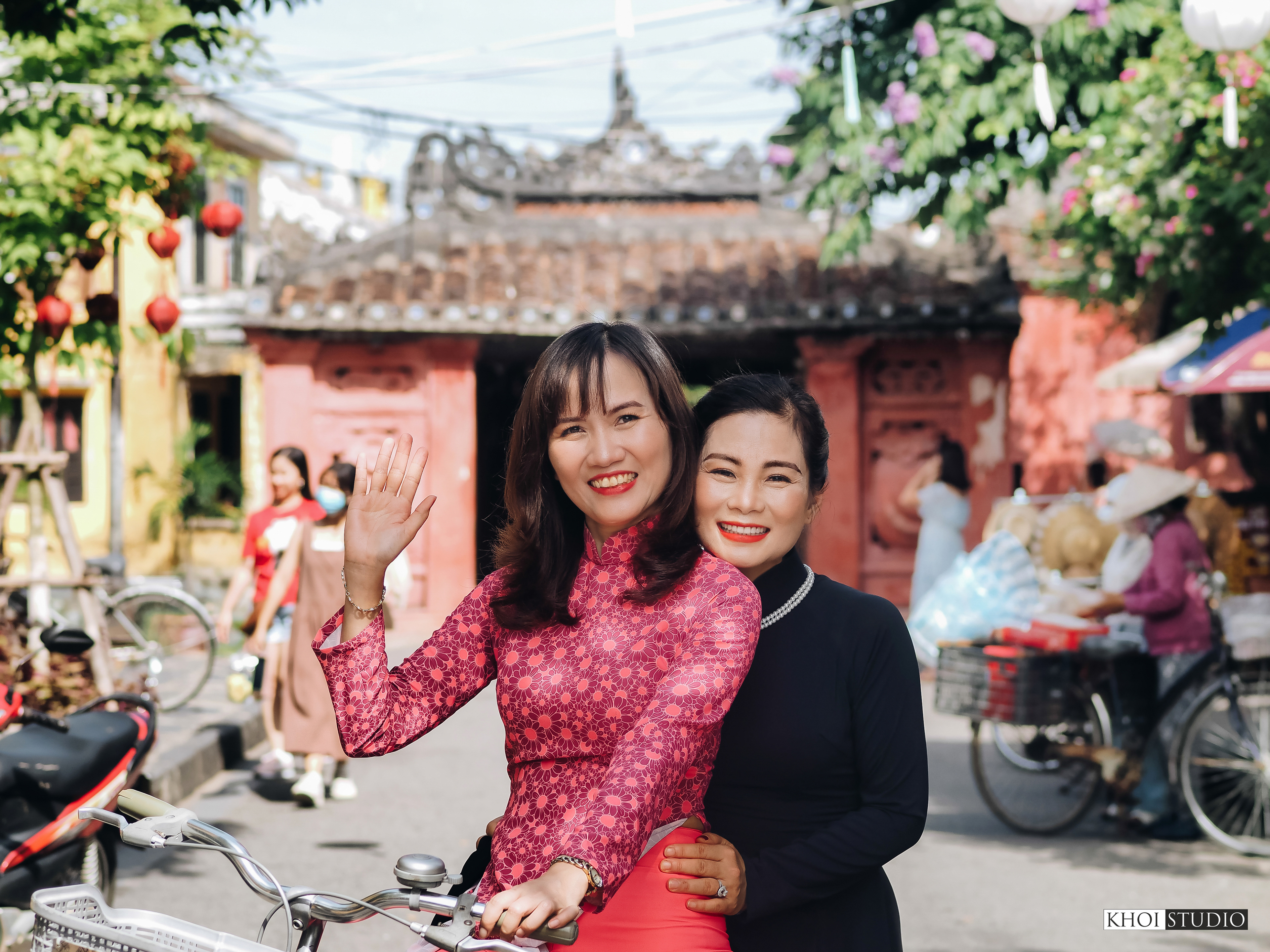 Tourists pose as photo models wearing ao dai in Hoi An ancient town | Group of friends from Hanoi