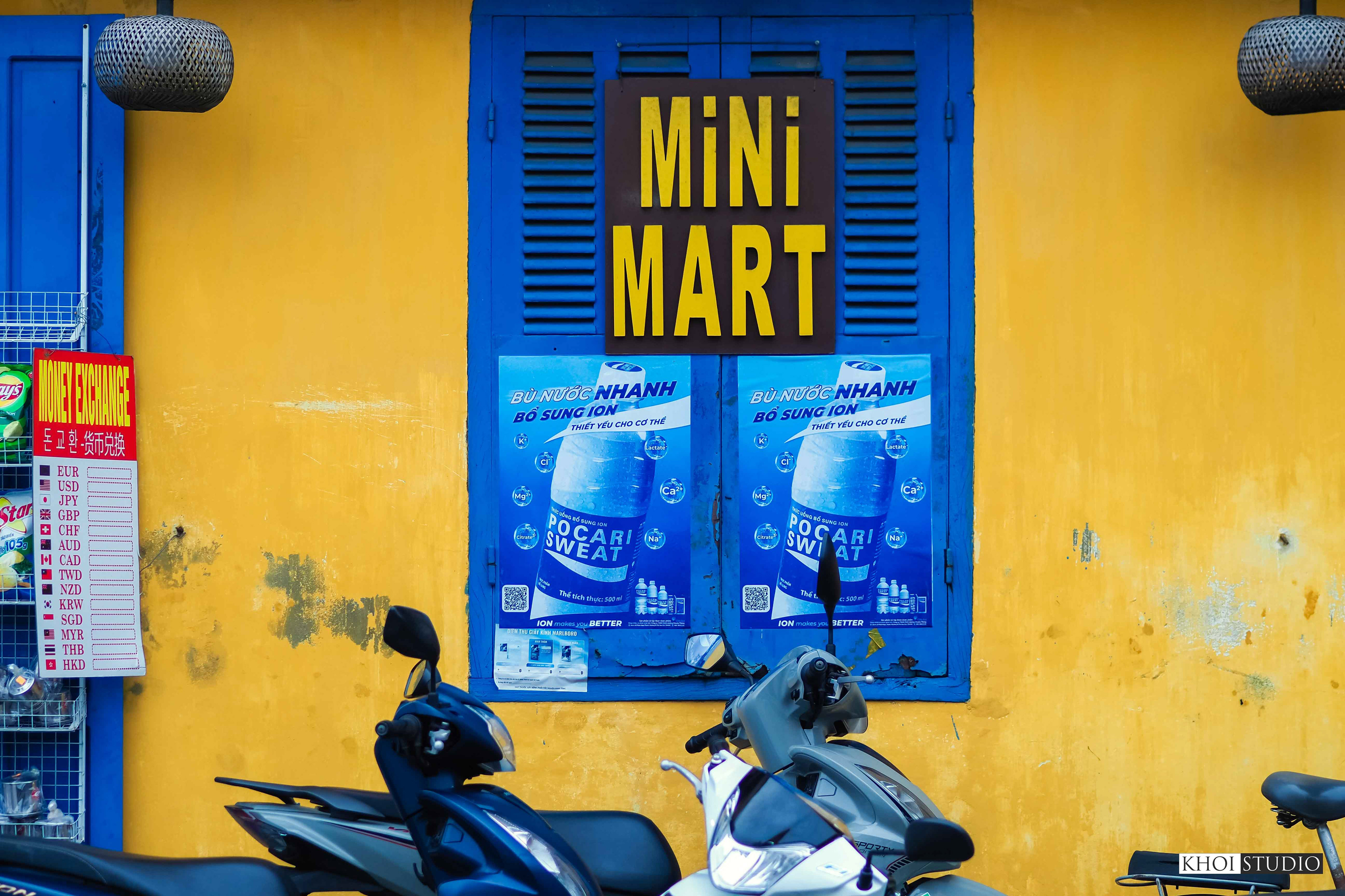 Snapshot on the streets of Hoi An, Vietnam
