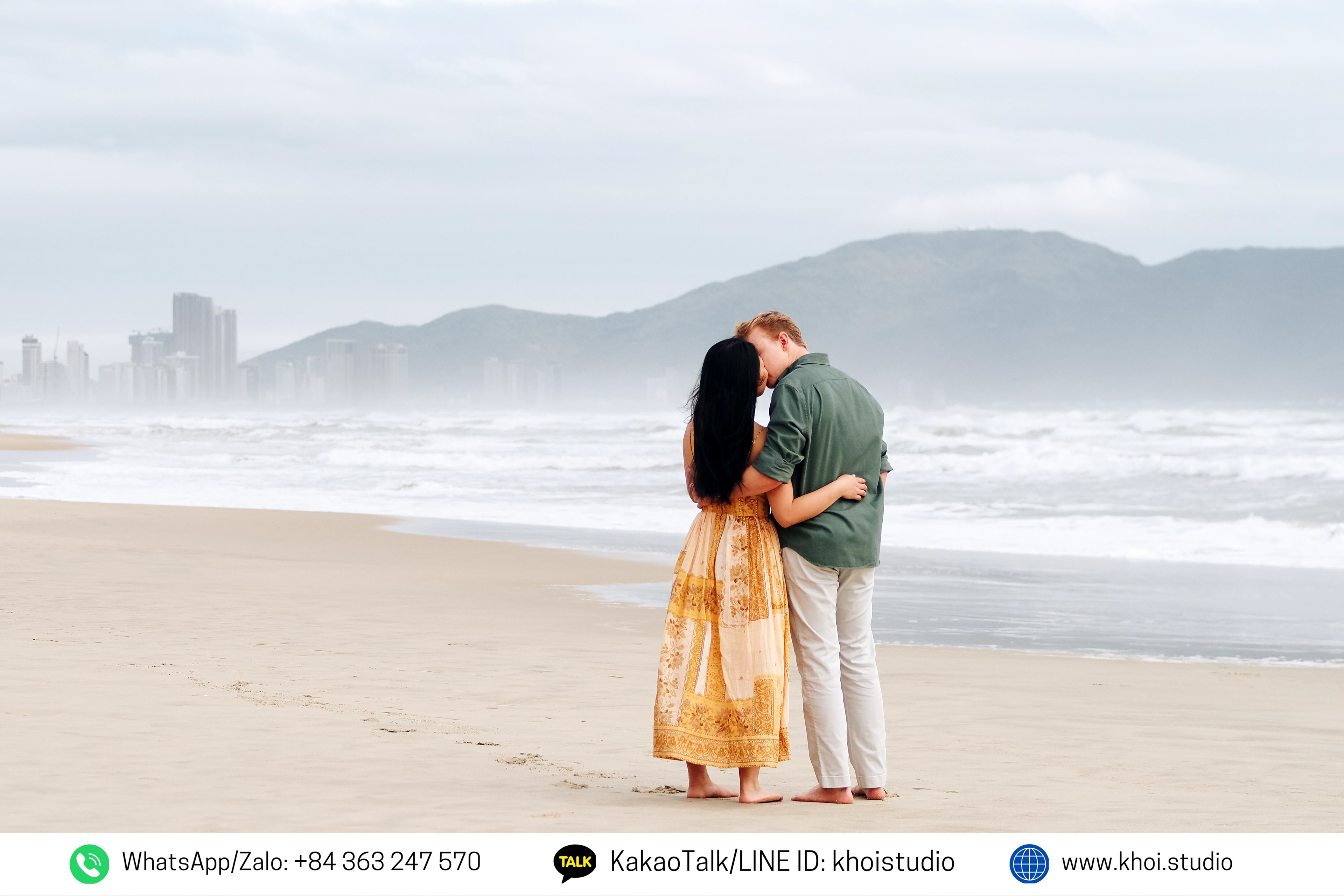 Romantic proposal photo shoot on Da Nang beach