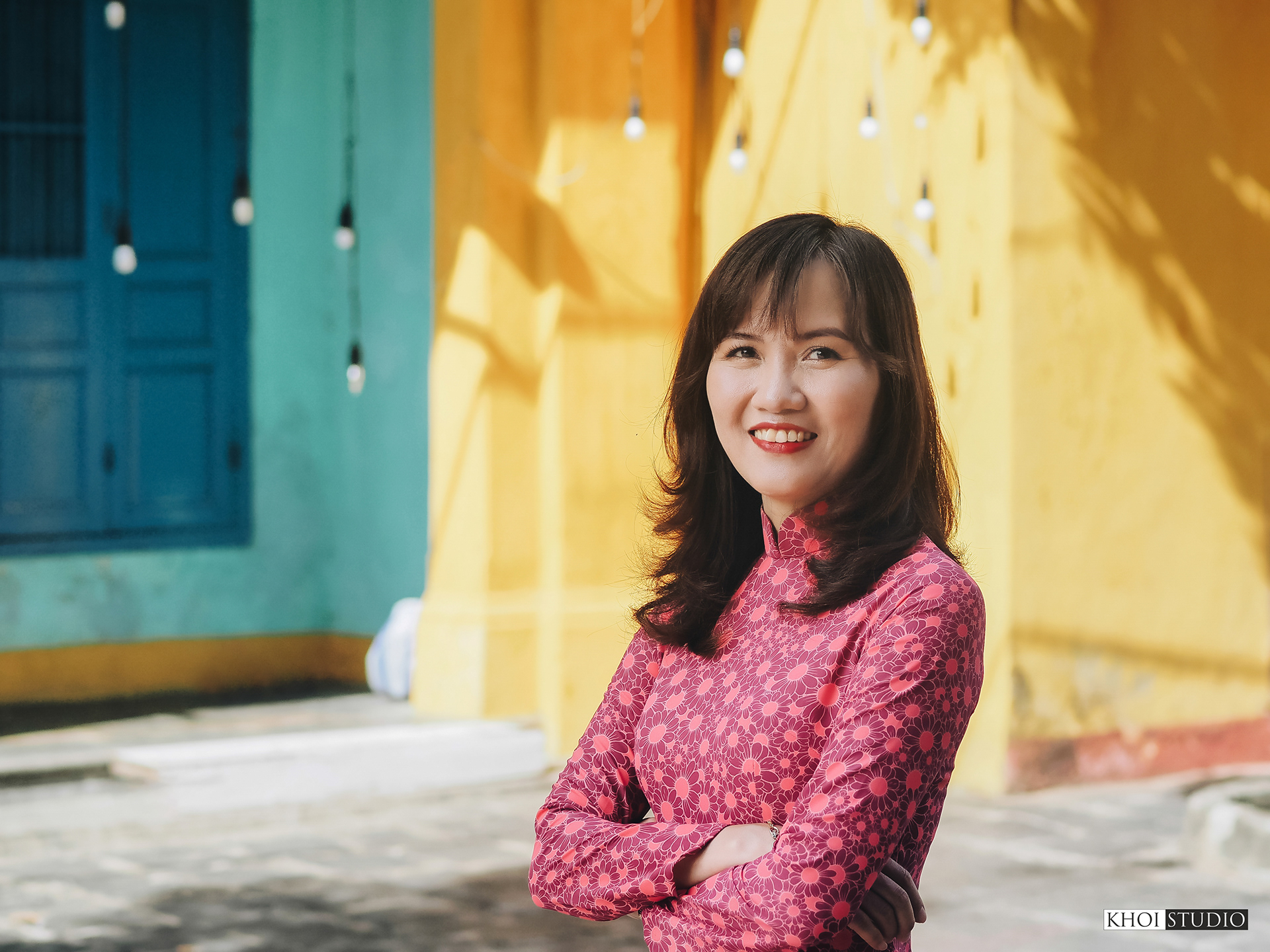 Tourists pose as photo models wearing ao dai in Hoi An ancient town | Group of friends from Hanoi