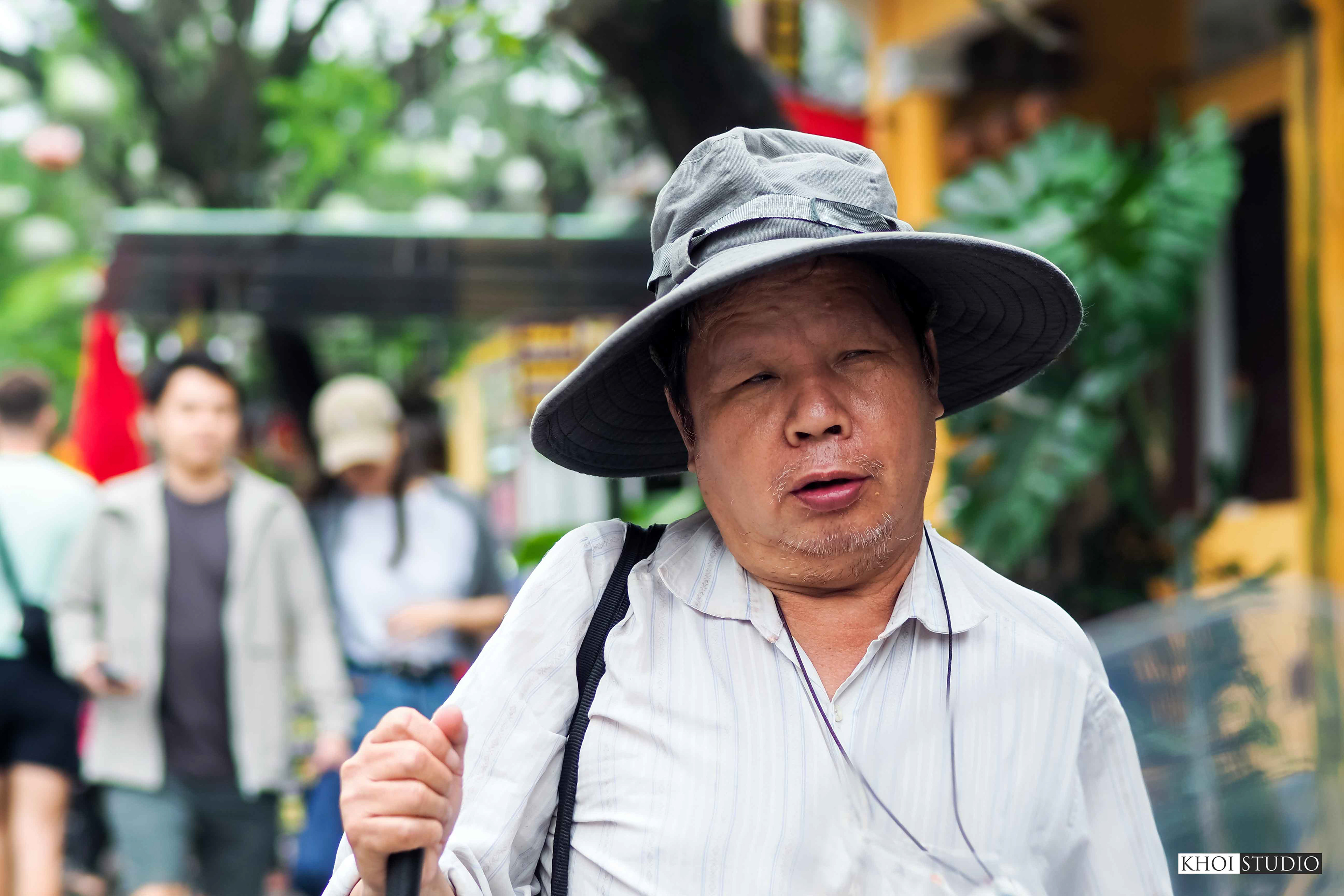 Snapshot on the streets of Hoi An, Vietnam
