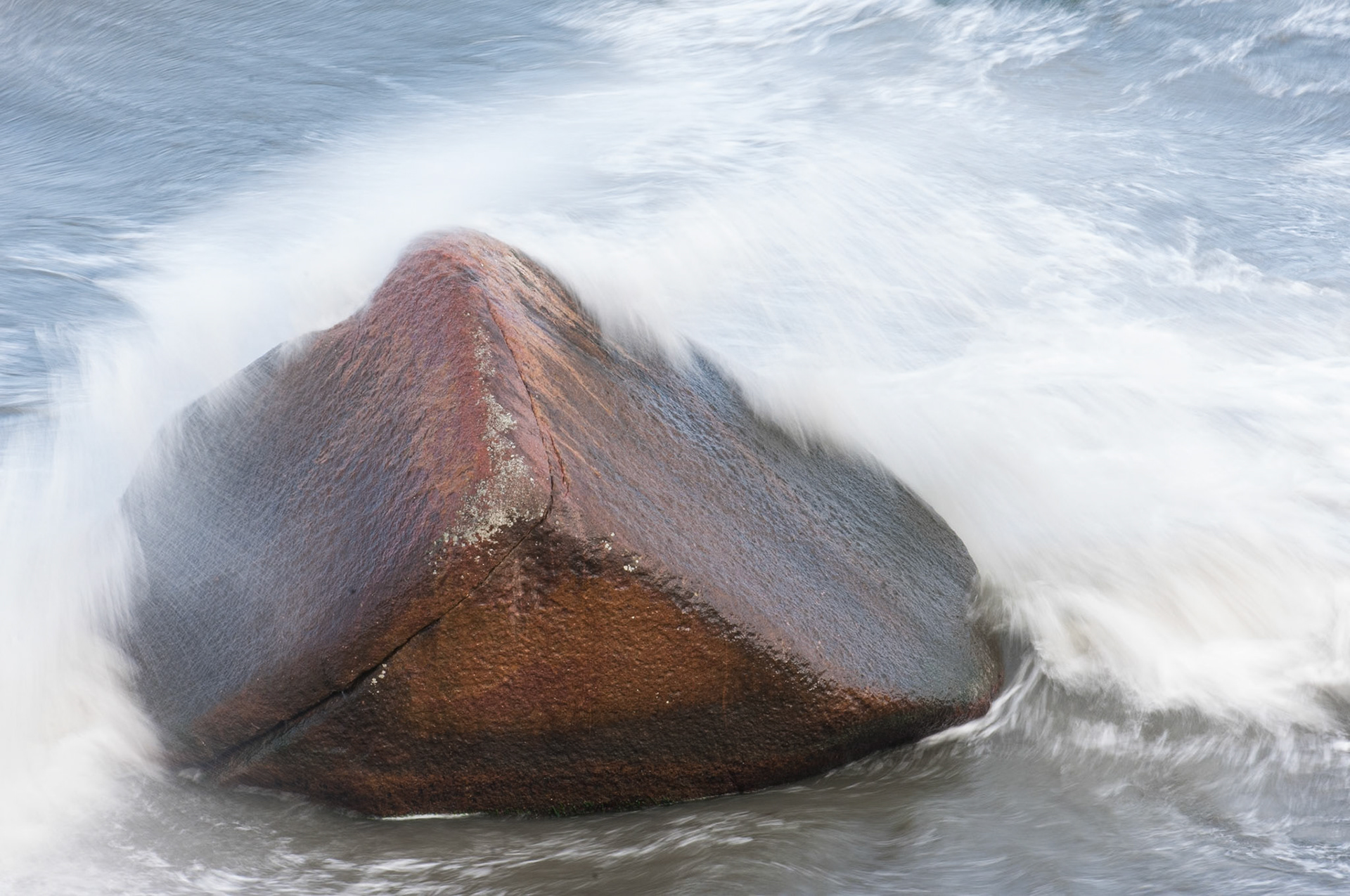 Sattelförmiger Stein in der Gischt