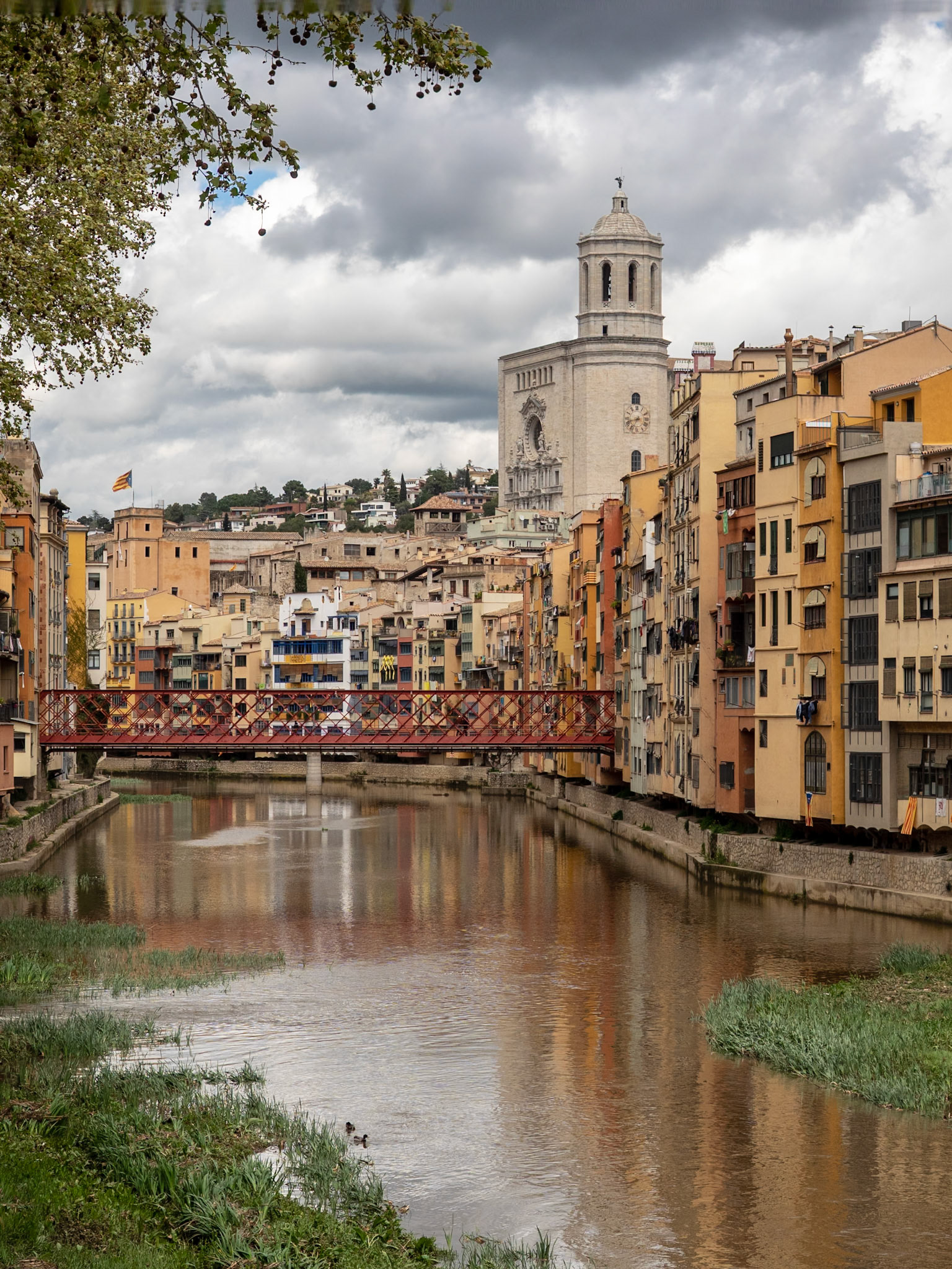 Blick auf die rote Brücke und die Kathedrale in Girona