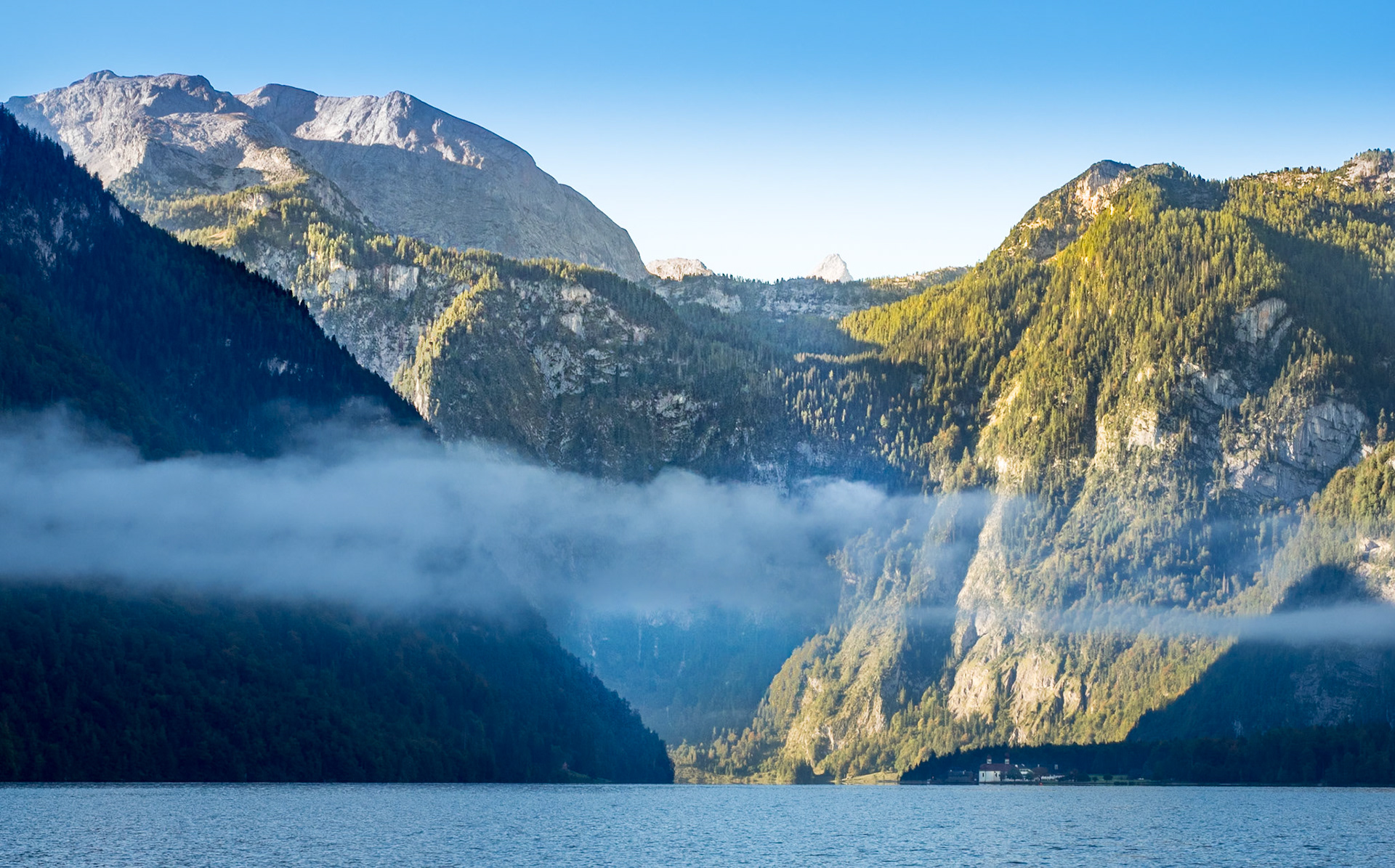 Morgenneberl auf dem Königsee vor Sankt Bartolomä