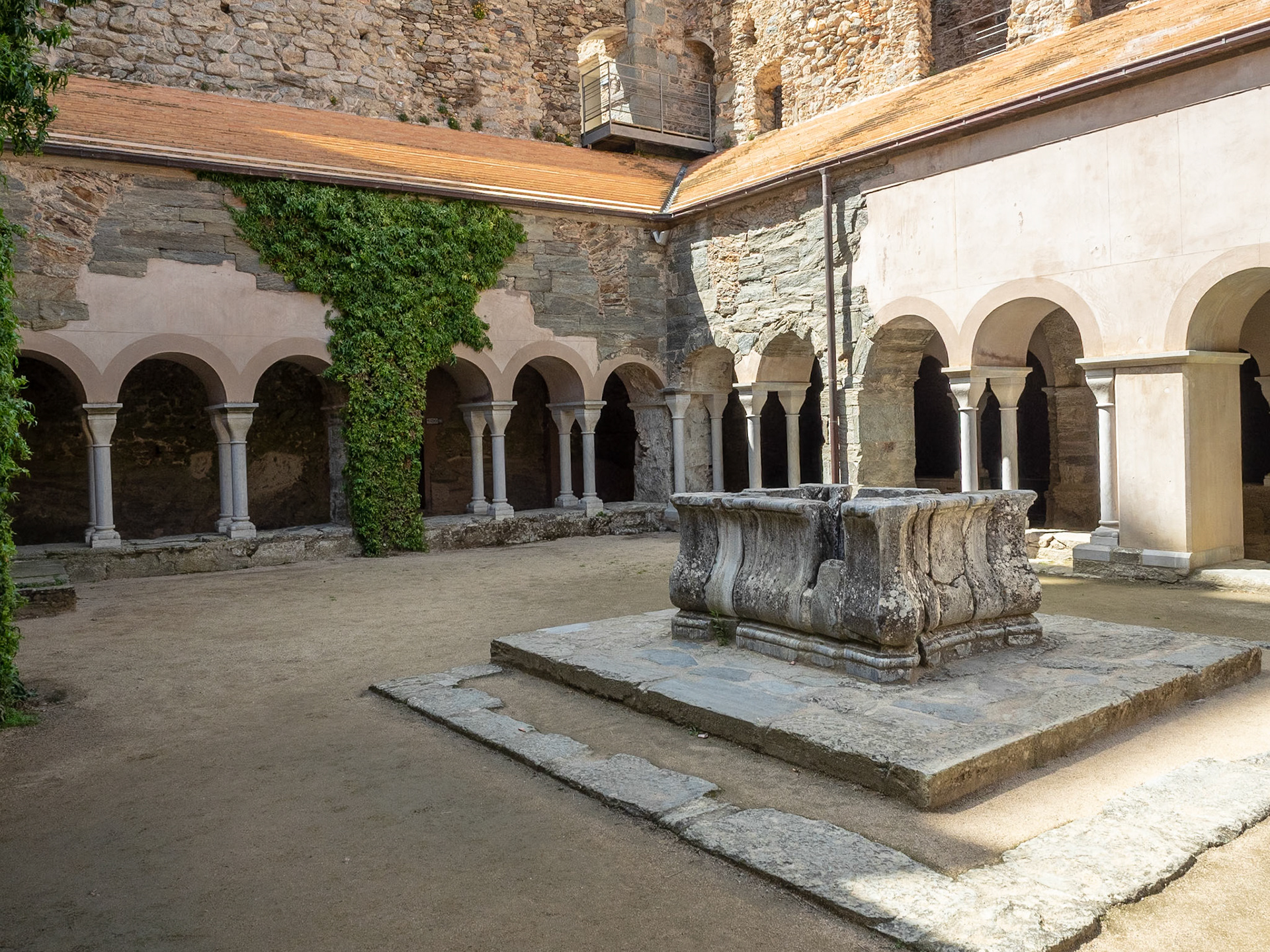 Innenhof im oberen Säulengang des Kloster Sant Pere de Rodes