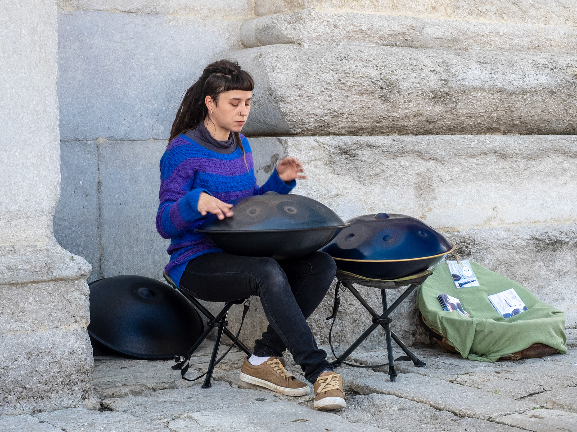 Hangspielerin vor der Kathedrale von Girona