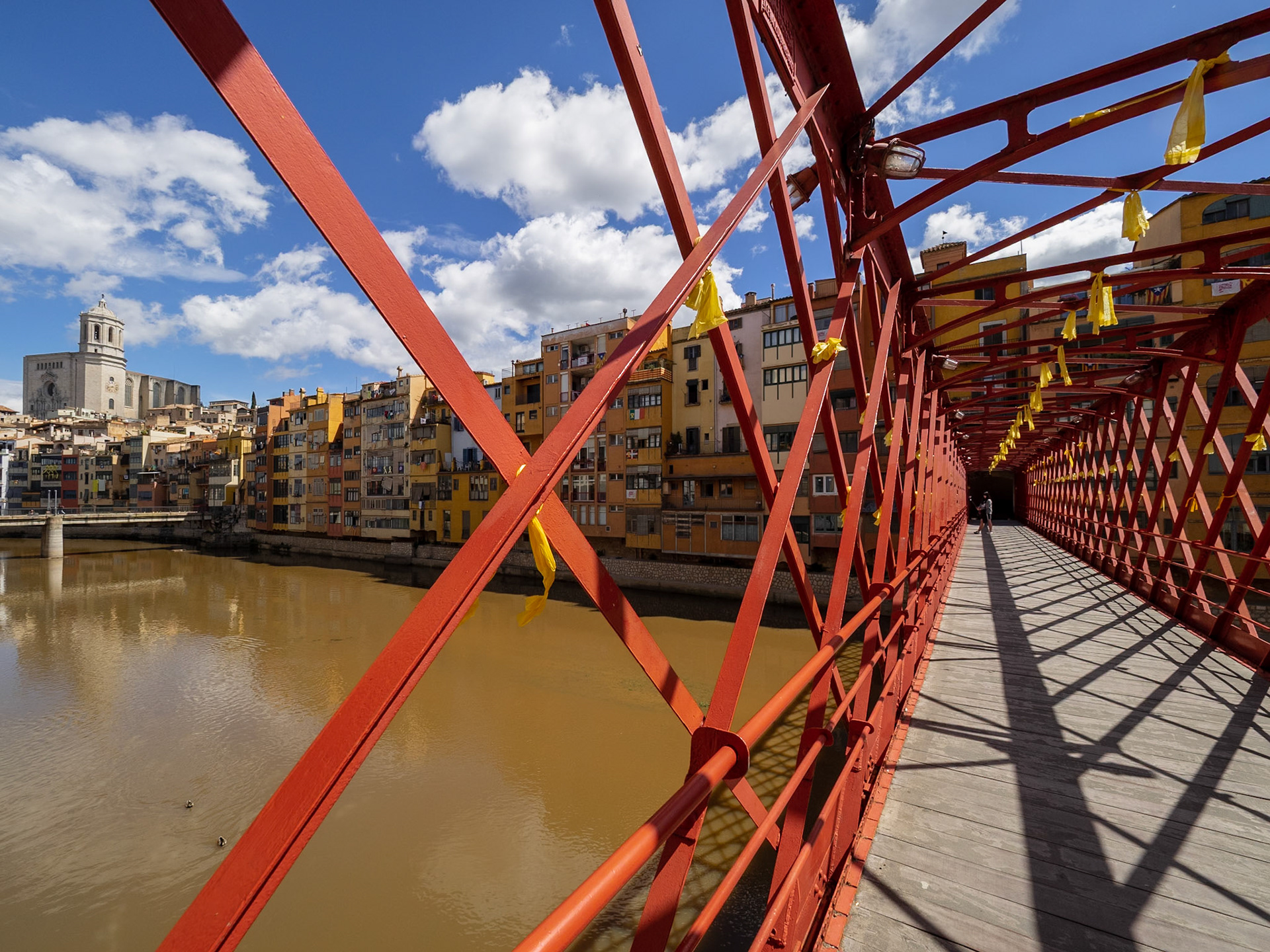 Die rote Brücke in Girona
