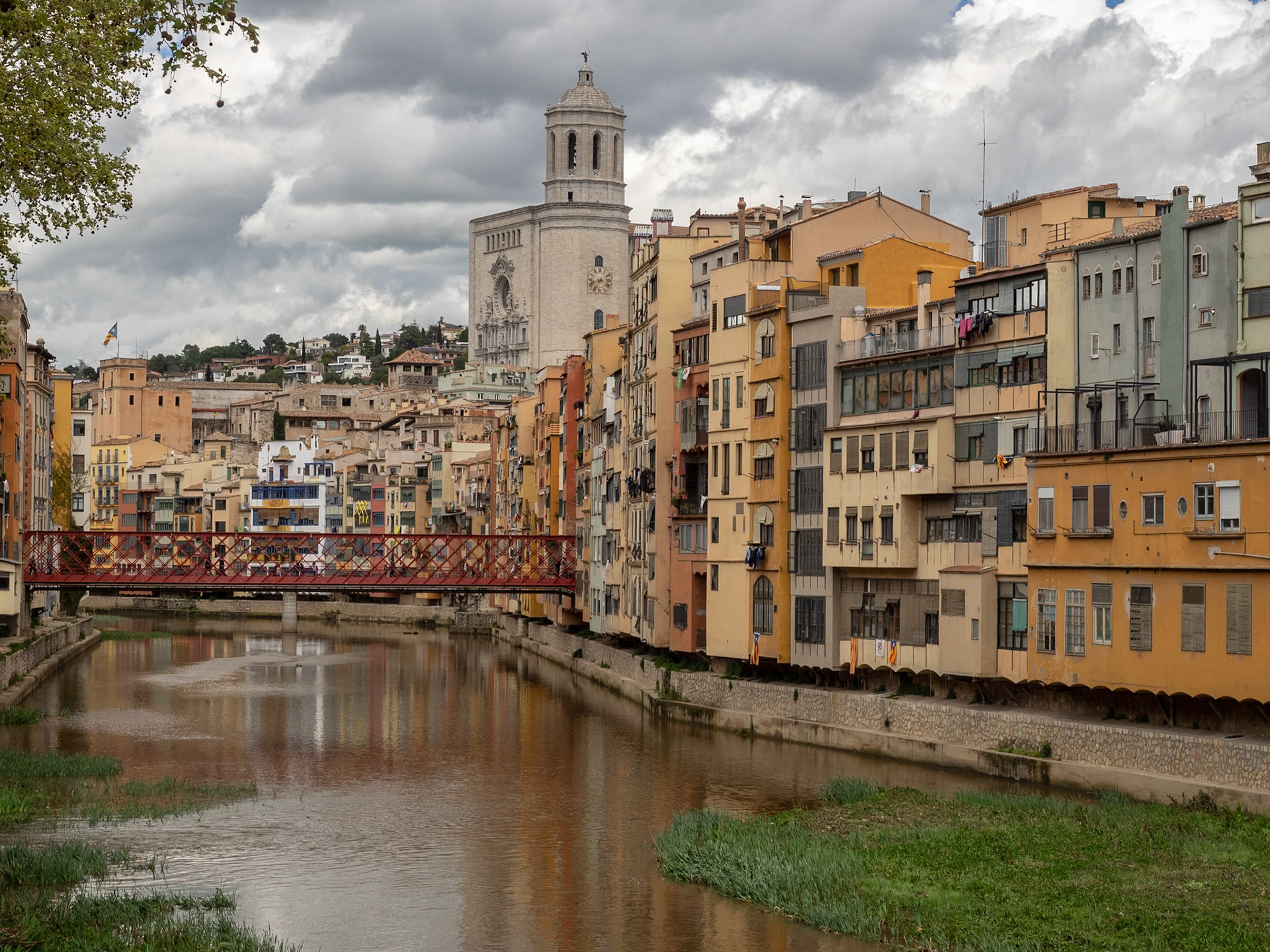Blick auf die rote Brücke und die Kathedrale in Girona