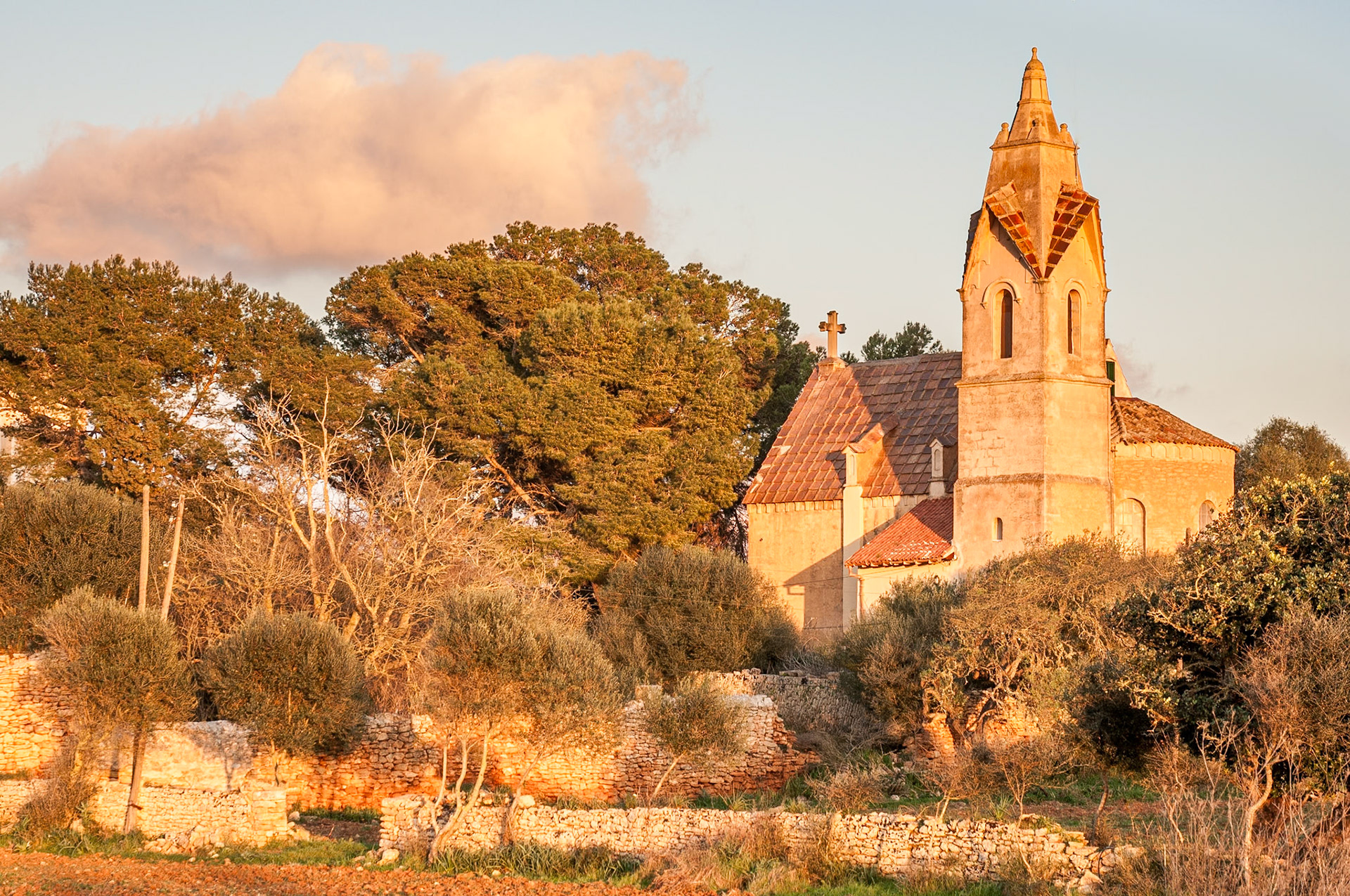 Kirche zwischen Capdepera und Cala Ratjada im letzten Licht ( manipuliert )
