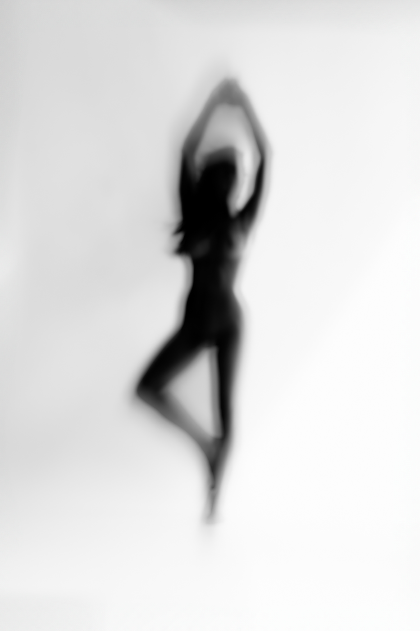 La Danse de l’Allure VI: silueta femenina en giro, brazos curvados sobre la cabeza y una pierna flexionada.